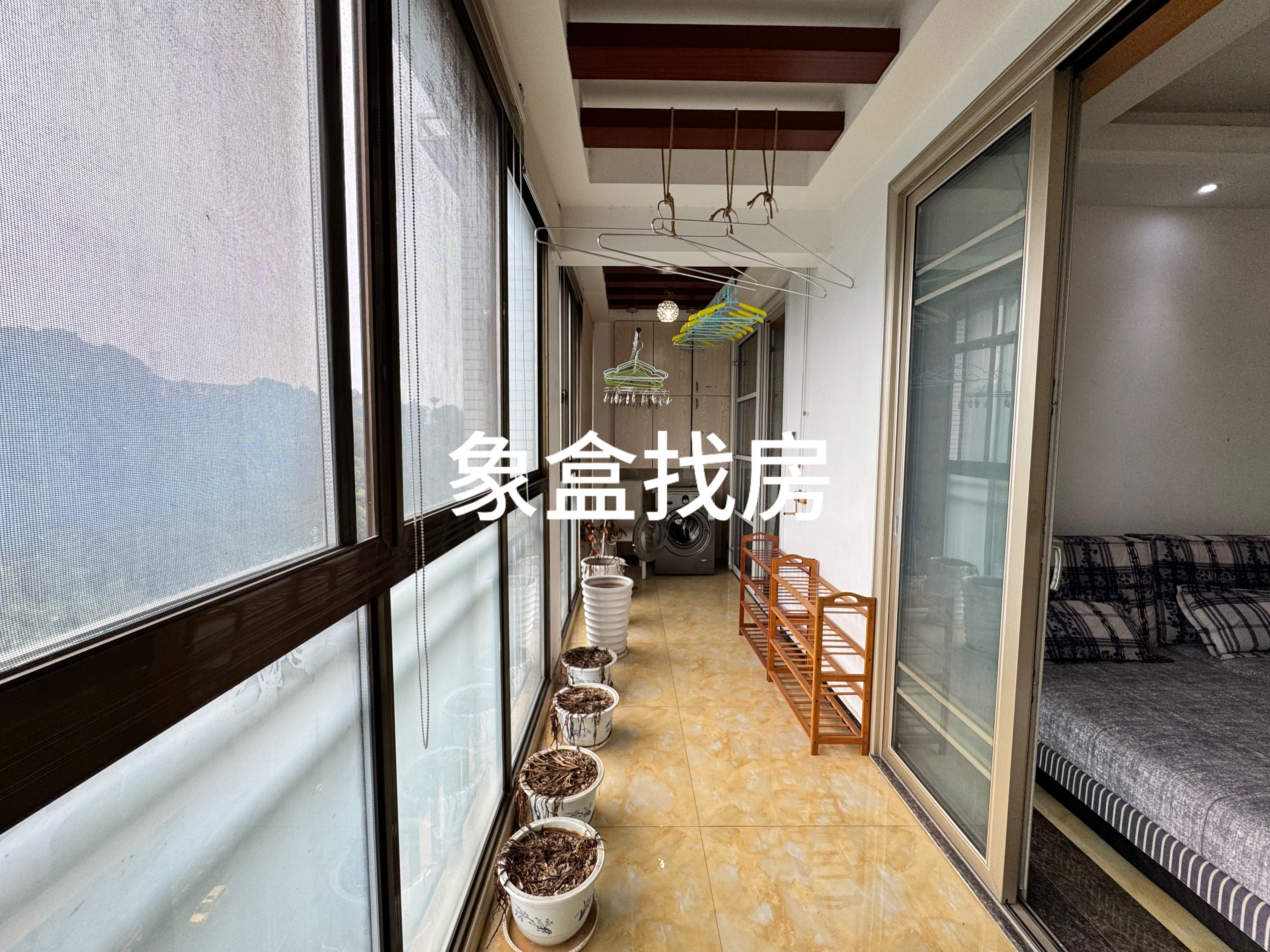 宏天绿城  5室2厅2卫    73.0万客厅