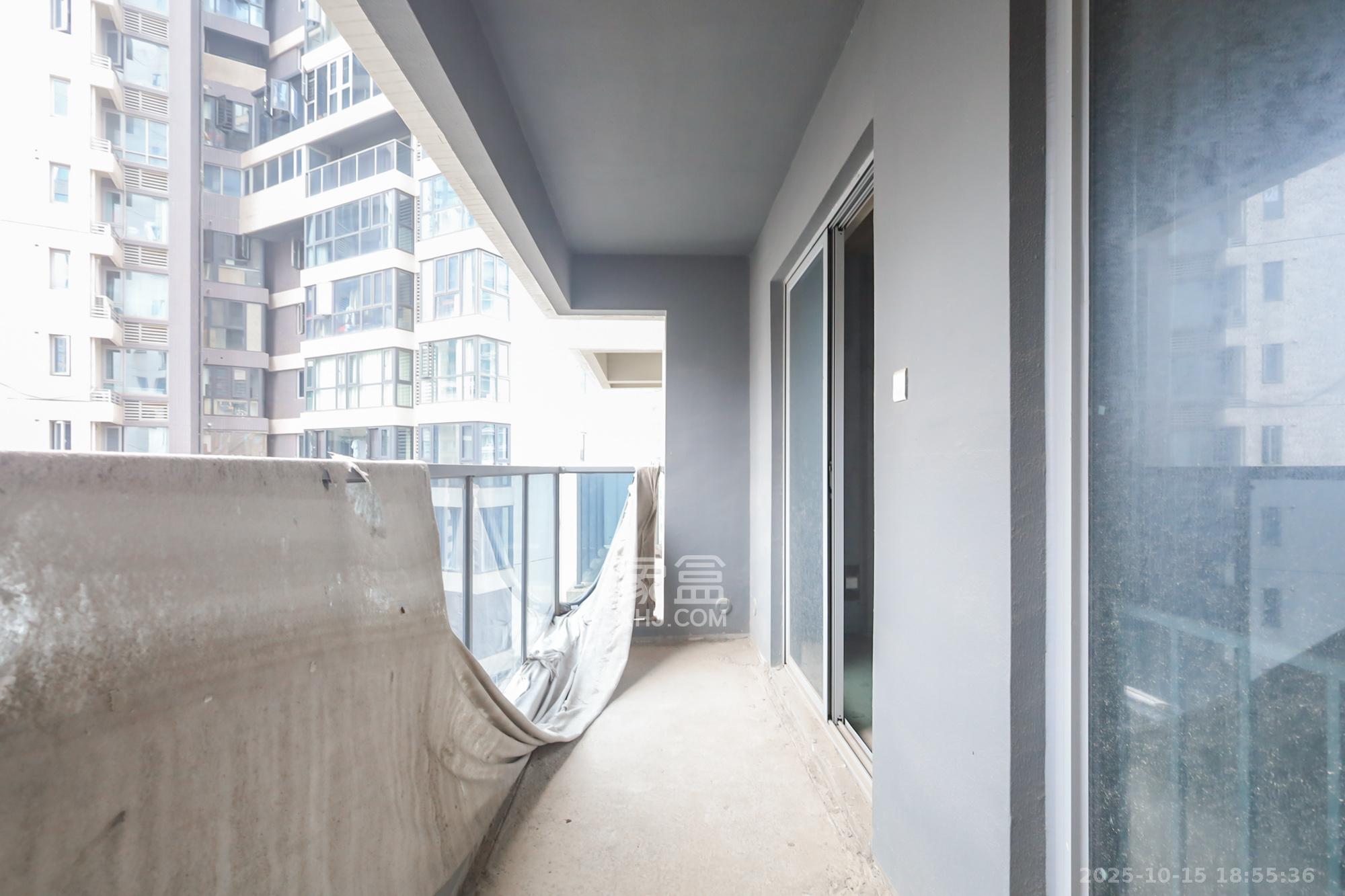 保利天禧D区  4室2厅2卫    228.0万阳台