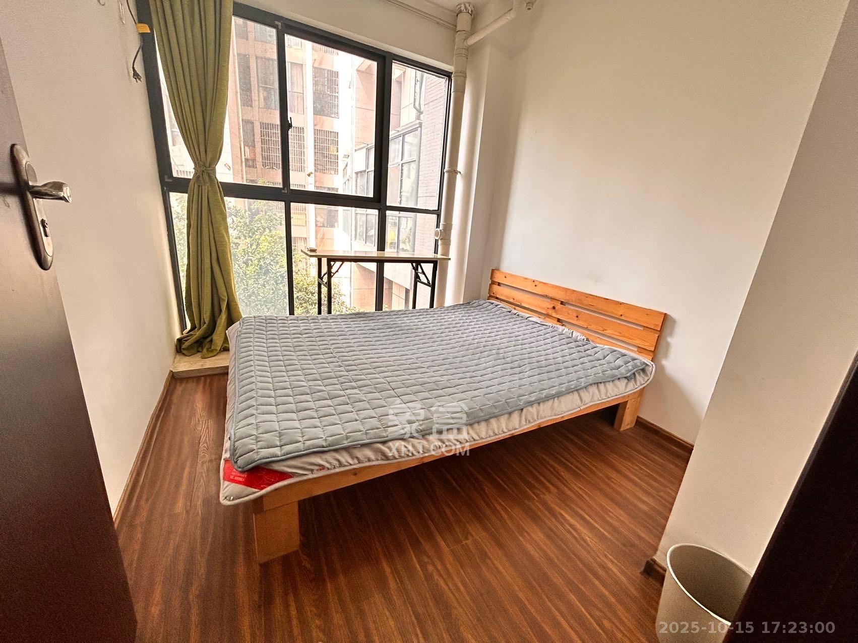 南庭城果  3室2厅1卫    2300.0元/月 南庭城果  3室2厅1卫    2300.0元/月室内图