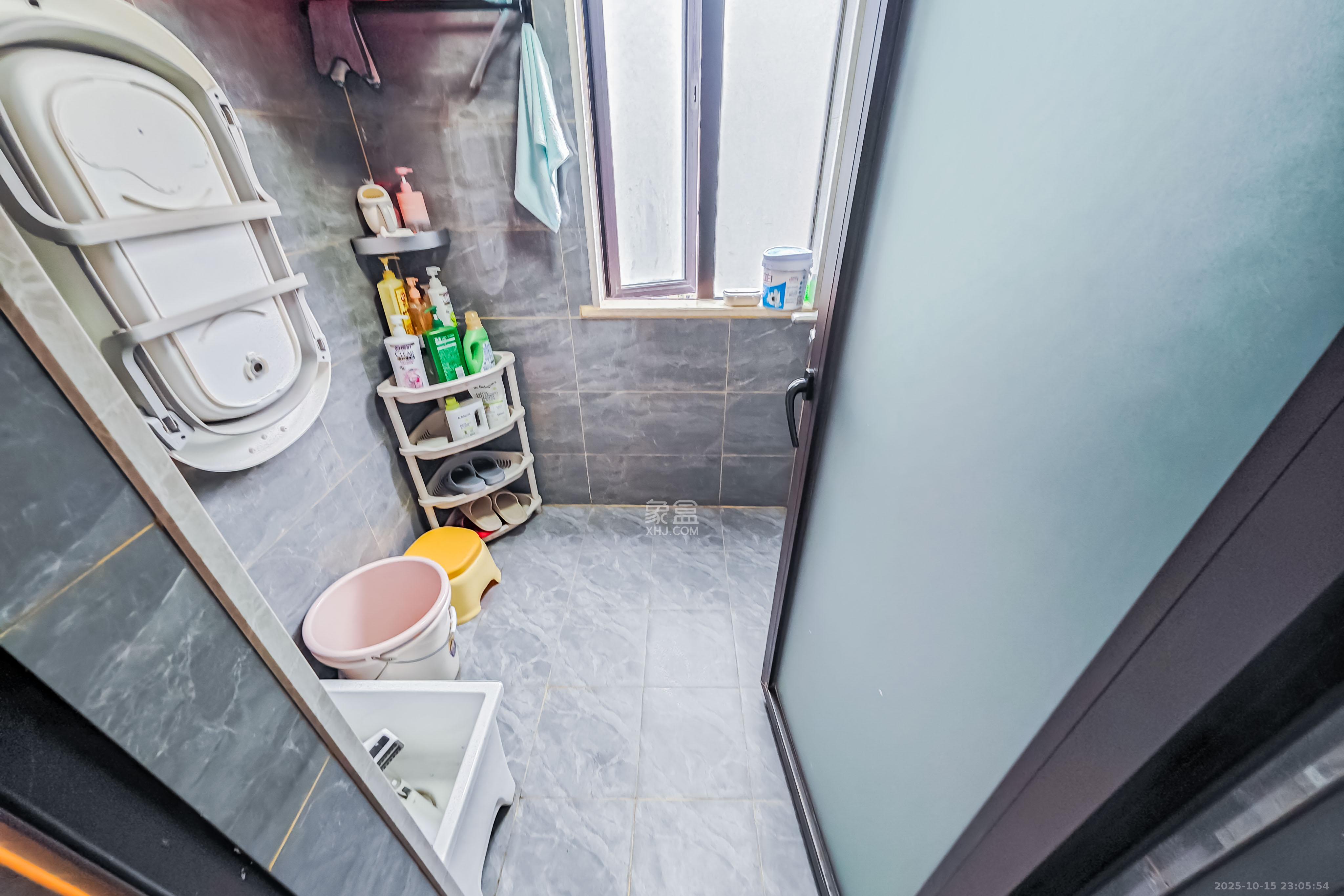 五江天街北区  4室2厅2卫    127.0万卫生间