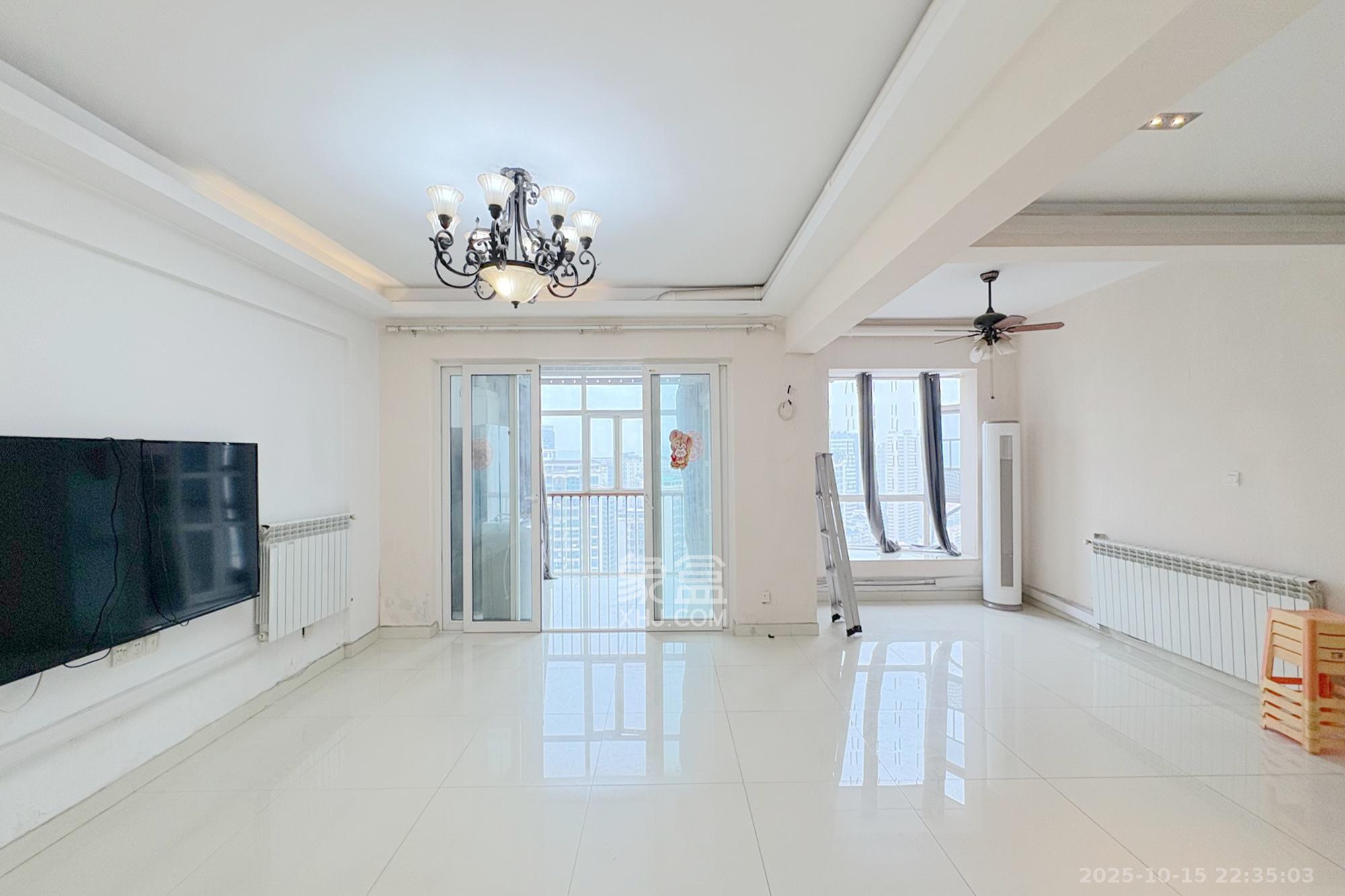 梦泽园  4室2厅3卫    228.0万客厅