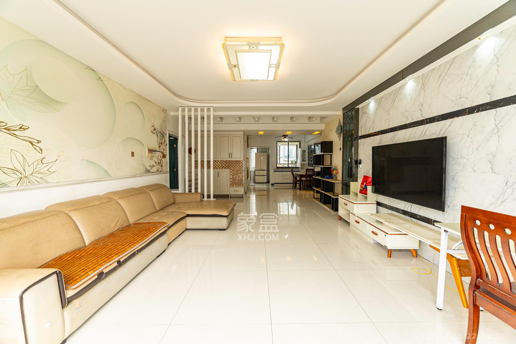 美林水郡  4室2厅2卫    118.0万客厅