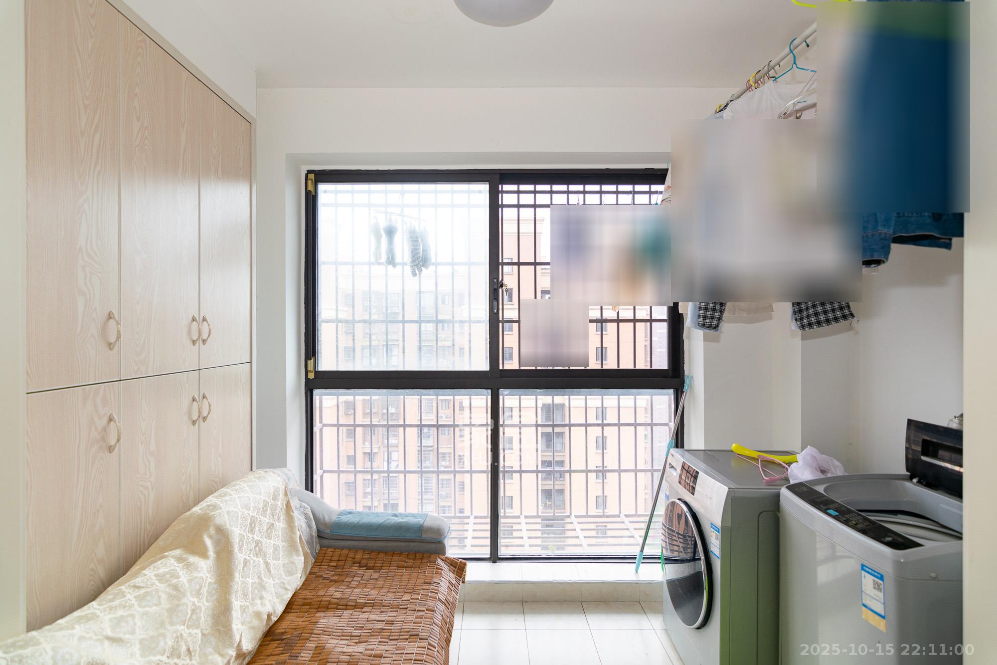 新城国际花都  3室2厅2卫    72.0万阳台