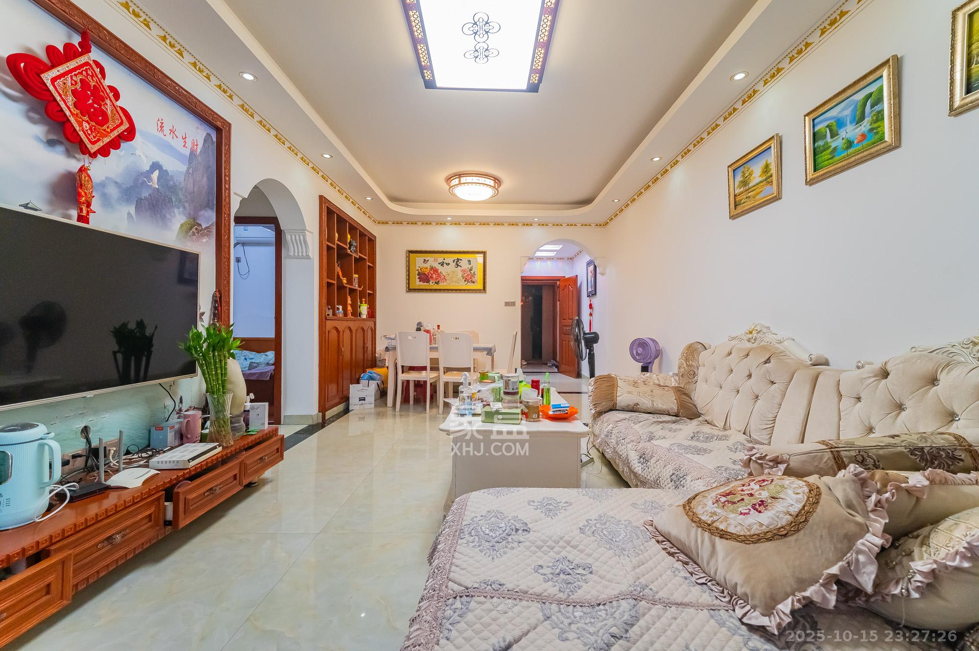 恒基凯旋门一二期  3室2厅1卫    74.0万客厅