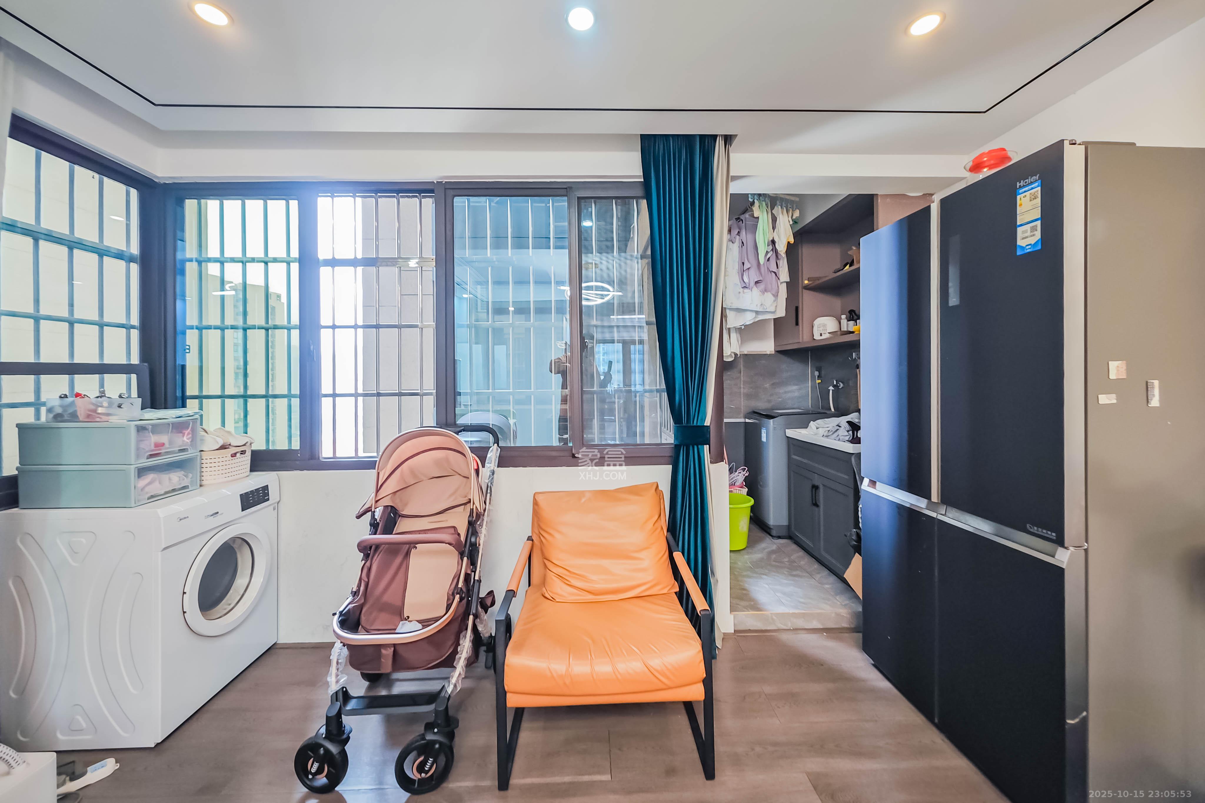 五江天街北区  4室2厅2卫    127.0万客厅