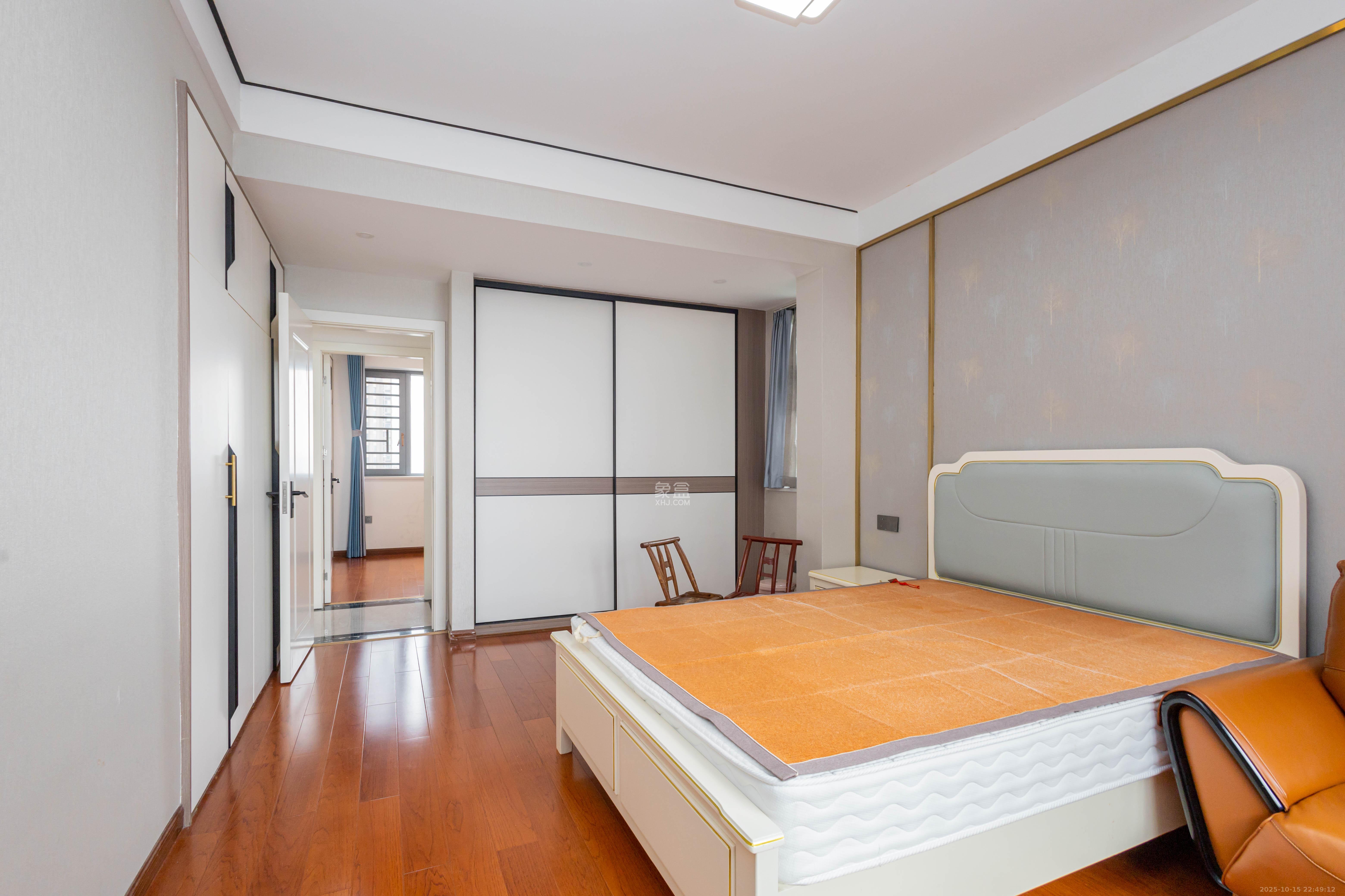 康桥长郡  4室2厅1卫    76.9万 康桥长郡  4室2厅1卫    76.9万卧室