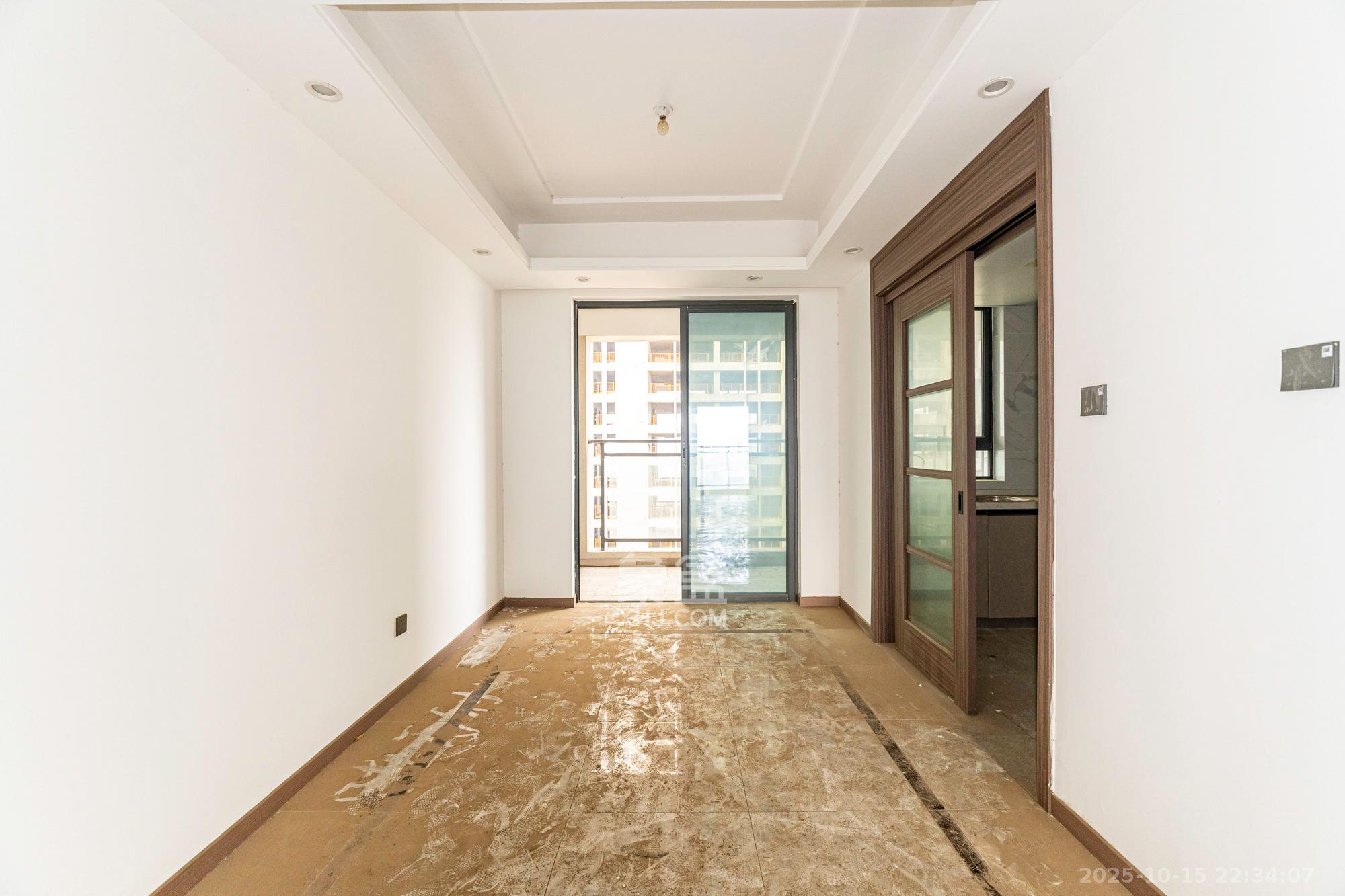 绿地V岛  4室2厅2卫    180.0万客厅