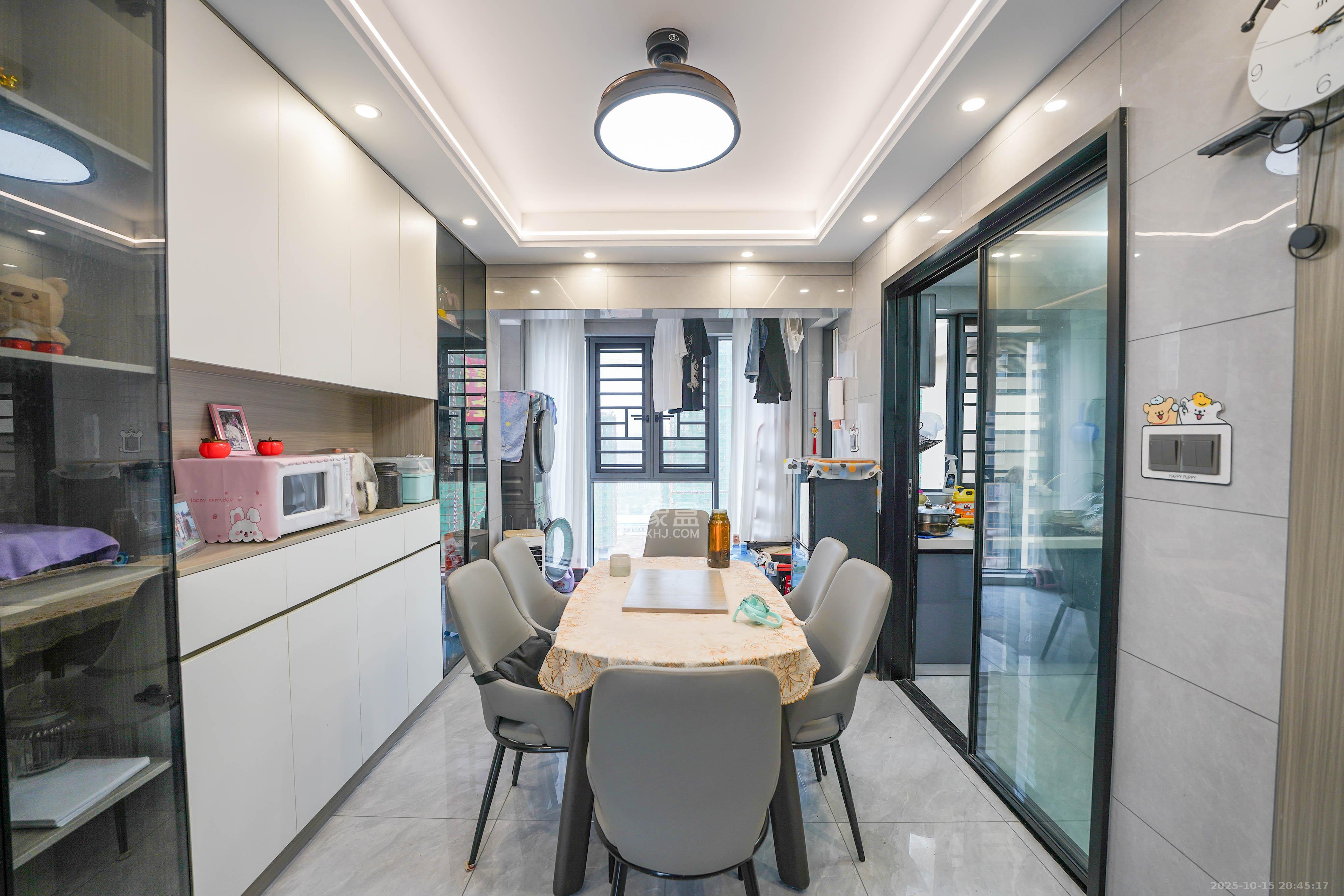 丽发新城  5室2厅2卫    145.0万客厅