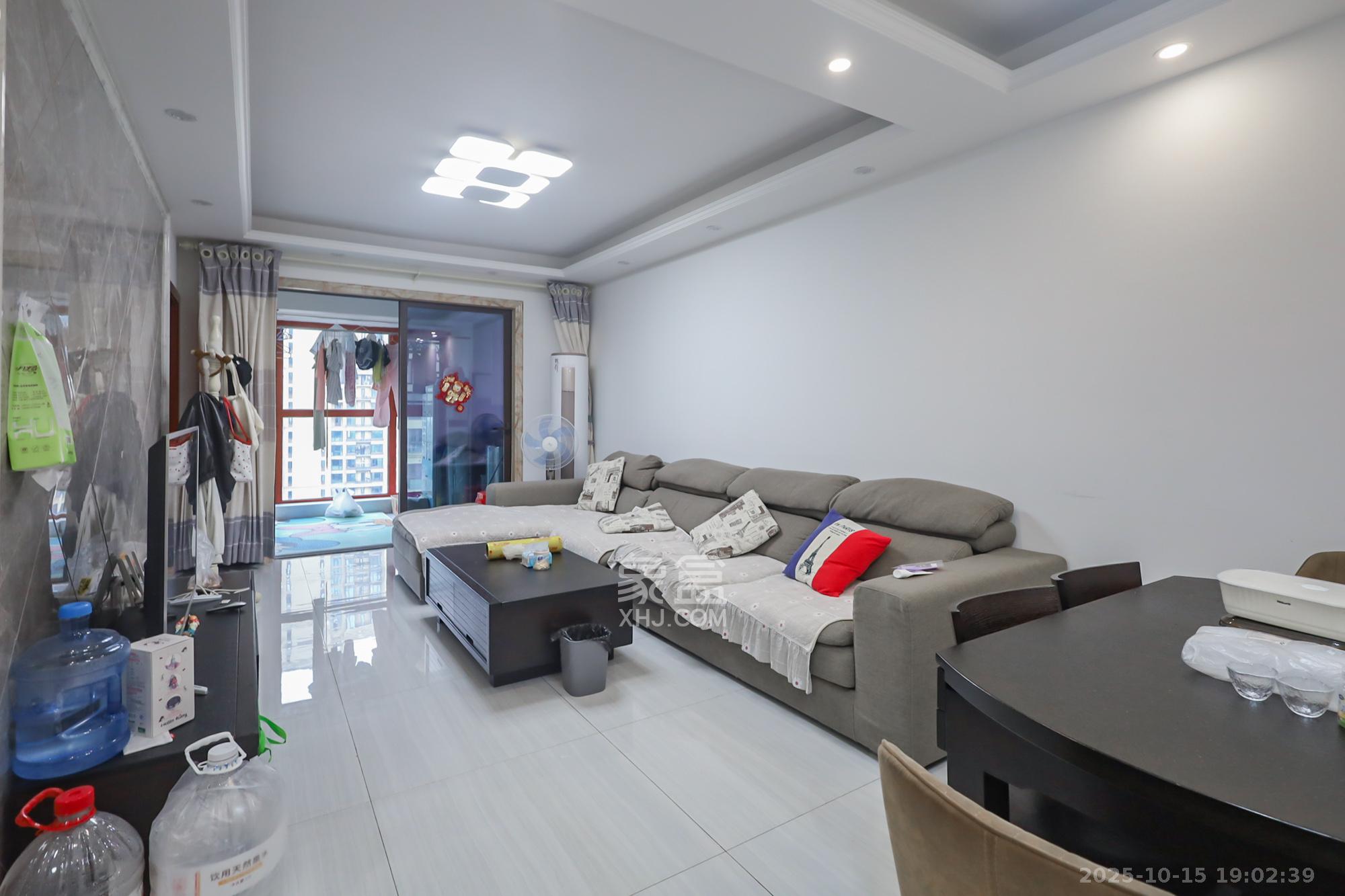 保利西海岸B区  3室2厅1卫    126.0万 保利西海岸B区  3室2厅1卫    126.0万客厅