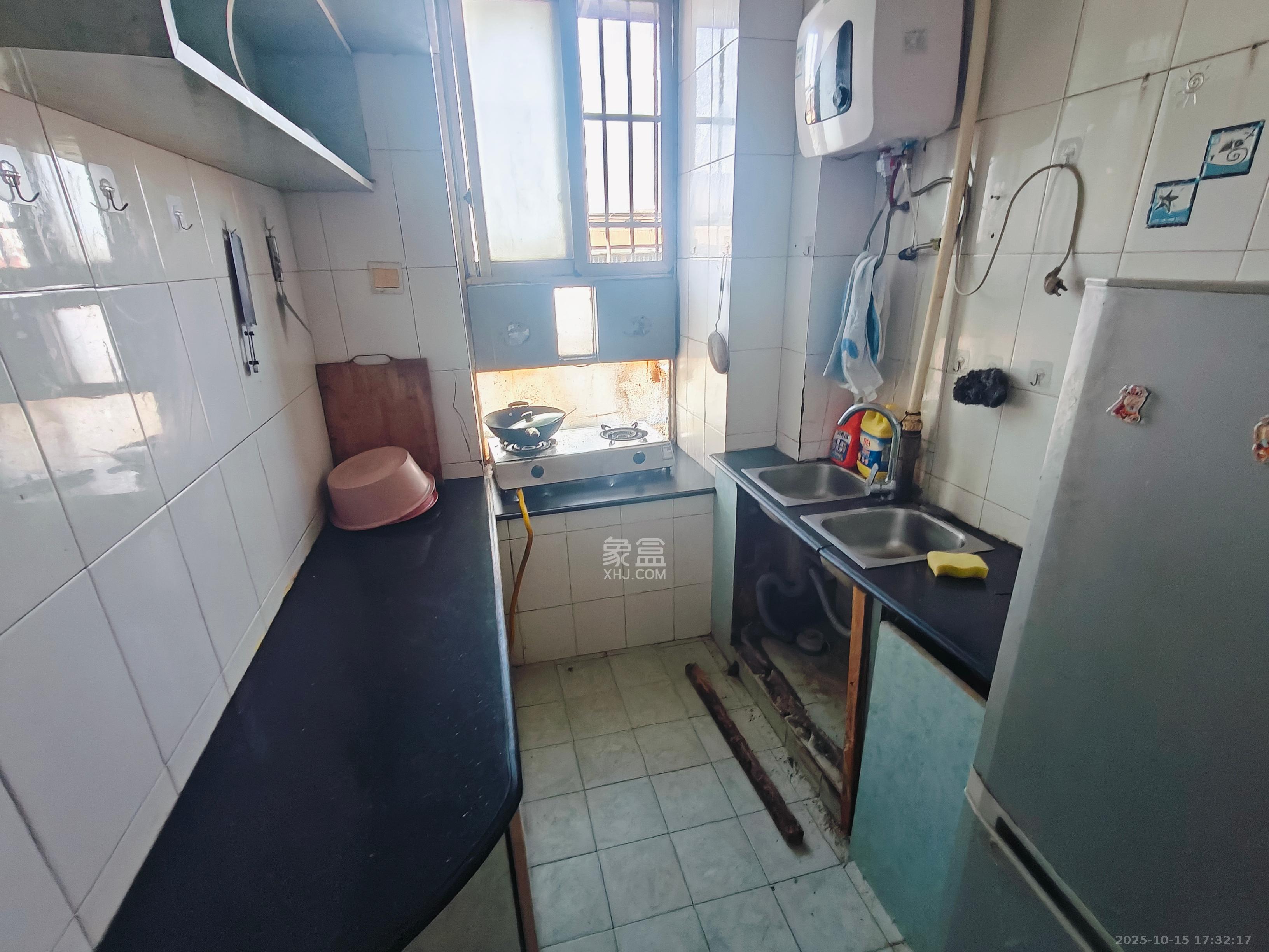 十七中宿舍(燕子岭正街40号) 1室1厅1卫 1400.0元/月 十七中宿舍(燕子岭正街40号) 1室1厅1卫 1400.0元/月室内图