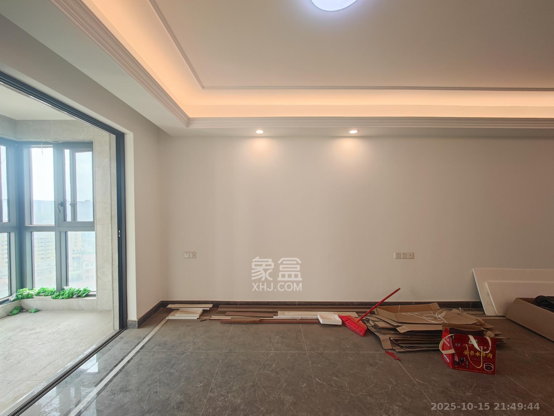 中海珑悦府  3室2厅2卫    135.0万客厅