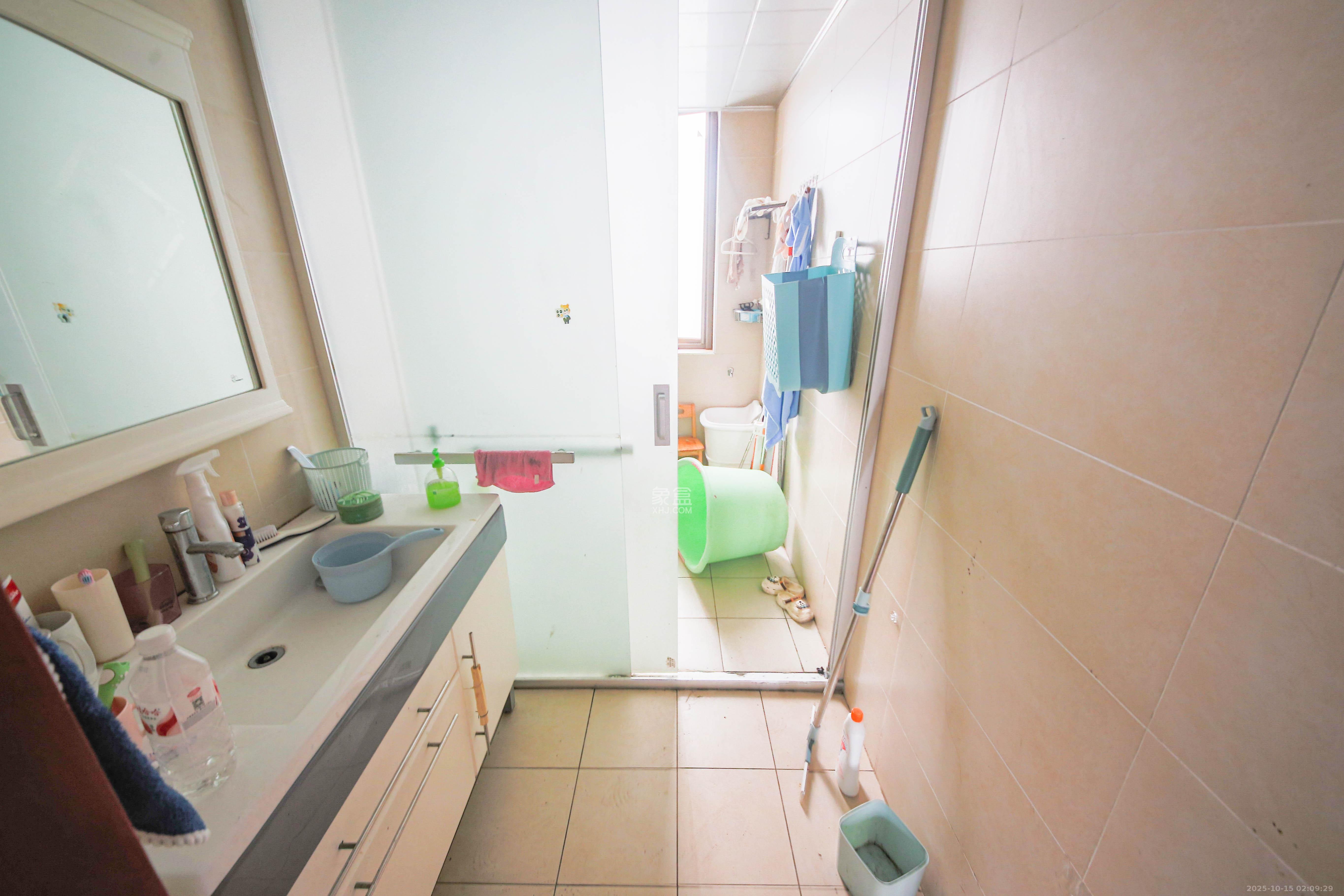 奥林匹克花园  4室2厅2卫    140.0万卫生间