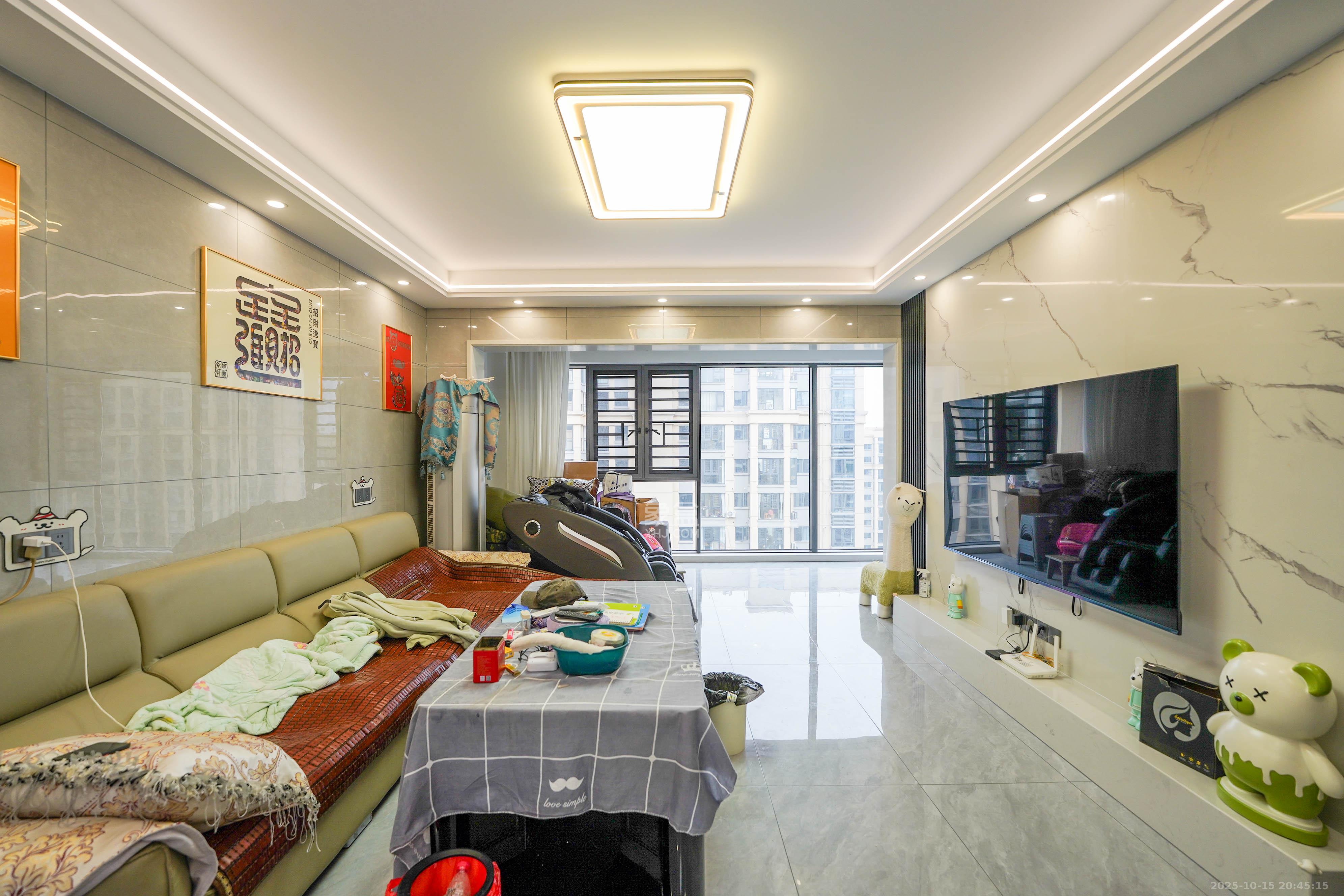 丽发新城  5室2厅2卫    145.0万 丽发新城  5室2厅2卫    145.0万客厅