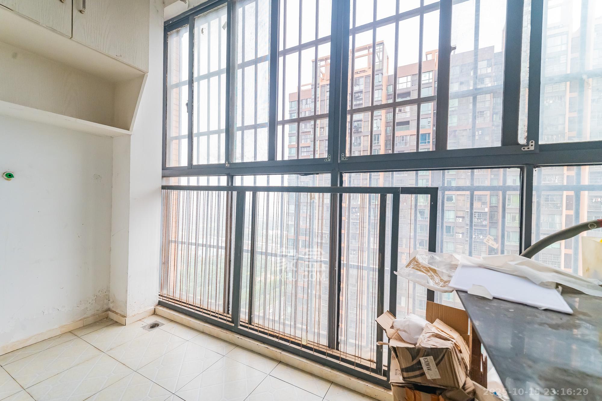 海伦春天 3室2厅2卫 79.8万 海伦春天 3室2厅2卫 79.8万阳台