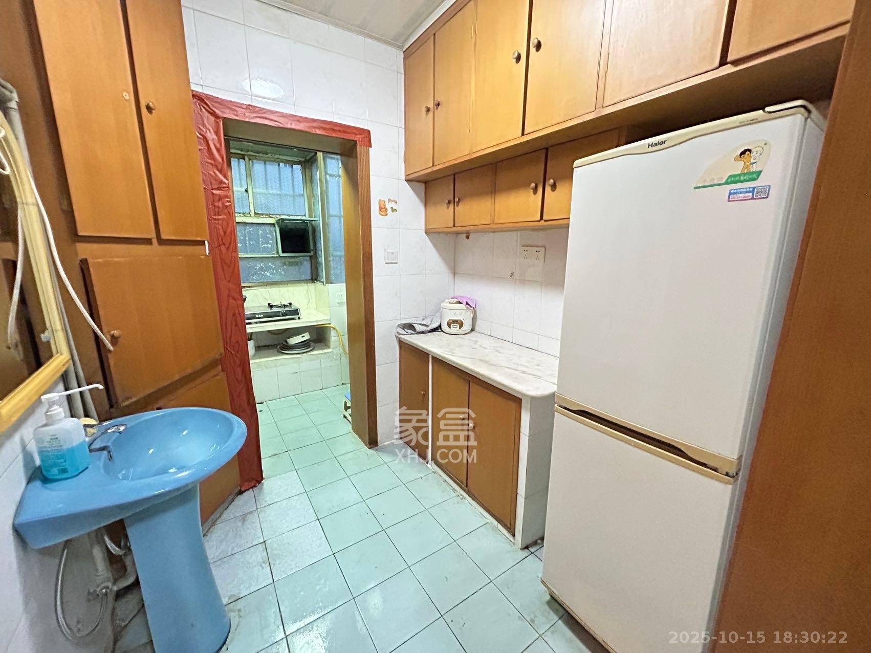 仰天湖省送变电宿舍  2室2厅1卫    1900.0元/月 仰天湖省送变电宿舍  2室2厅1卫    1900.0元/月室内图