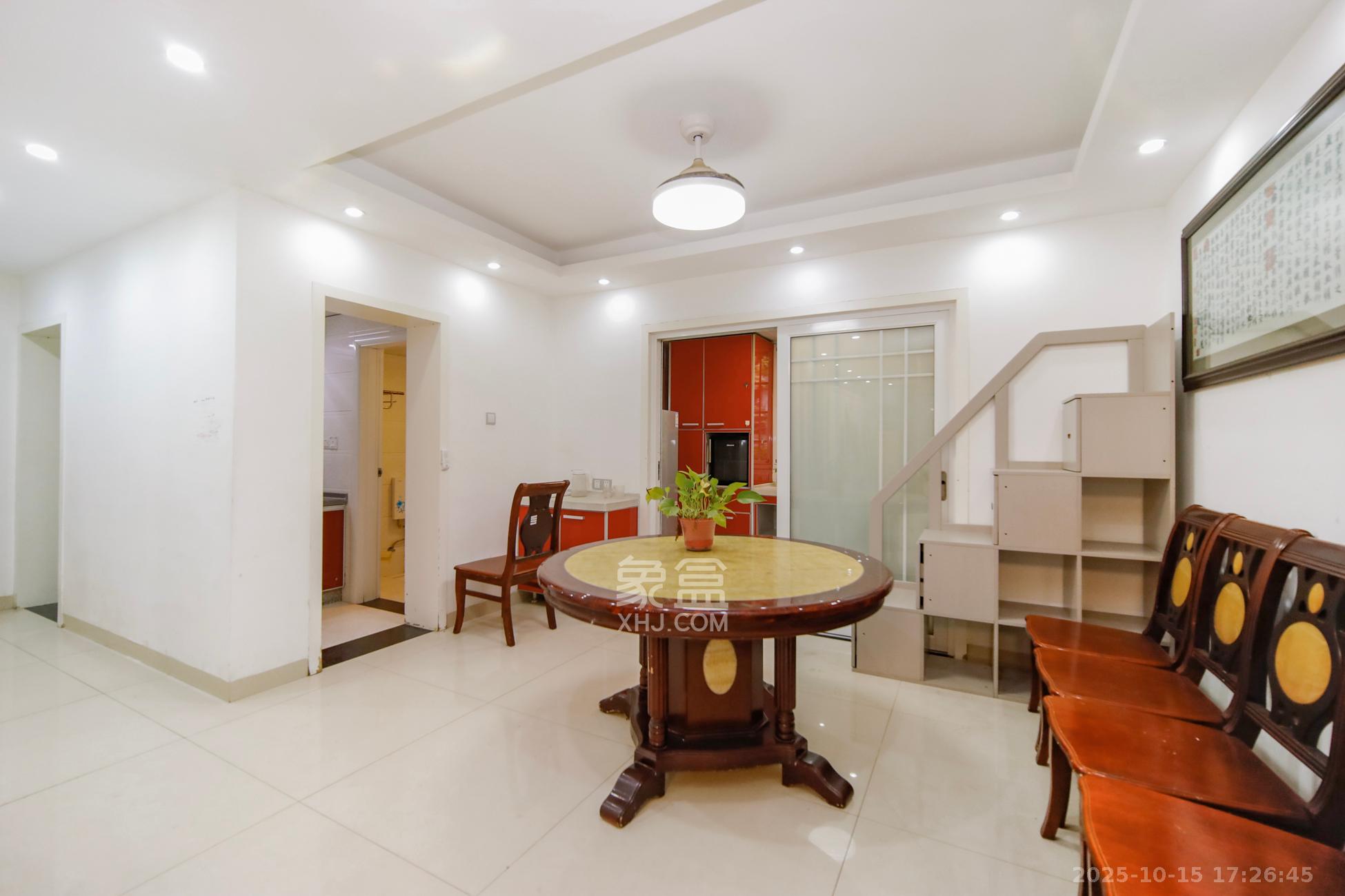 融城花苑  3室2厅1卫    68.0万客厅