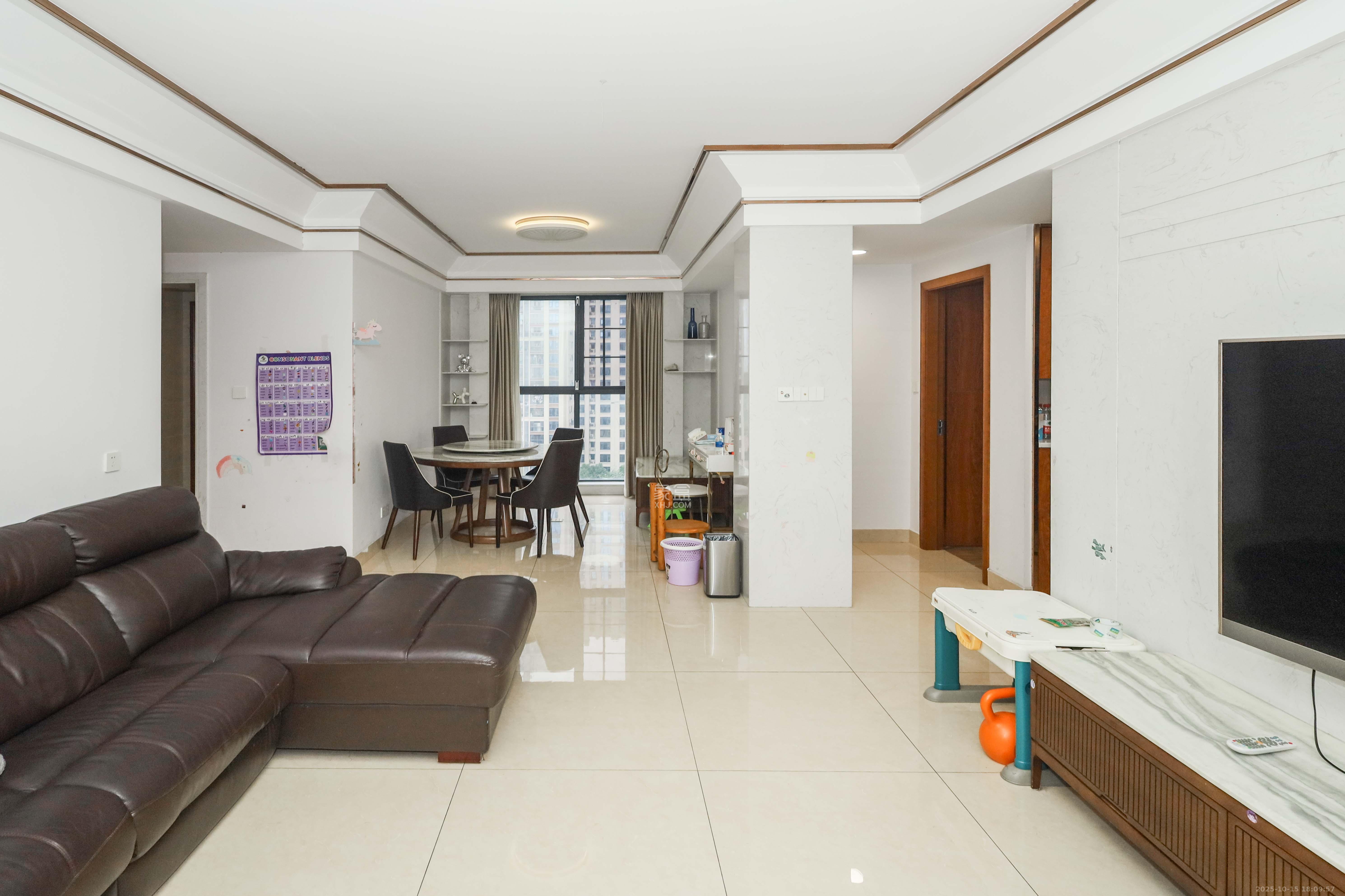 天元涉外景园C区  4室2厅2卫    105.0万客厅