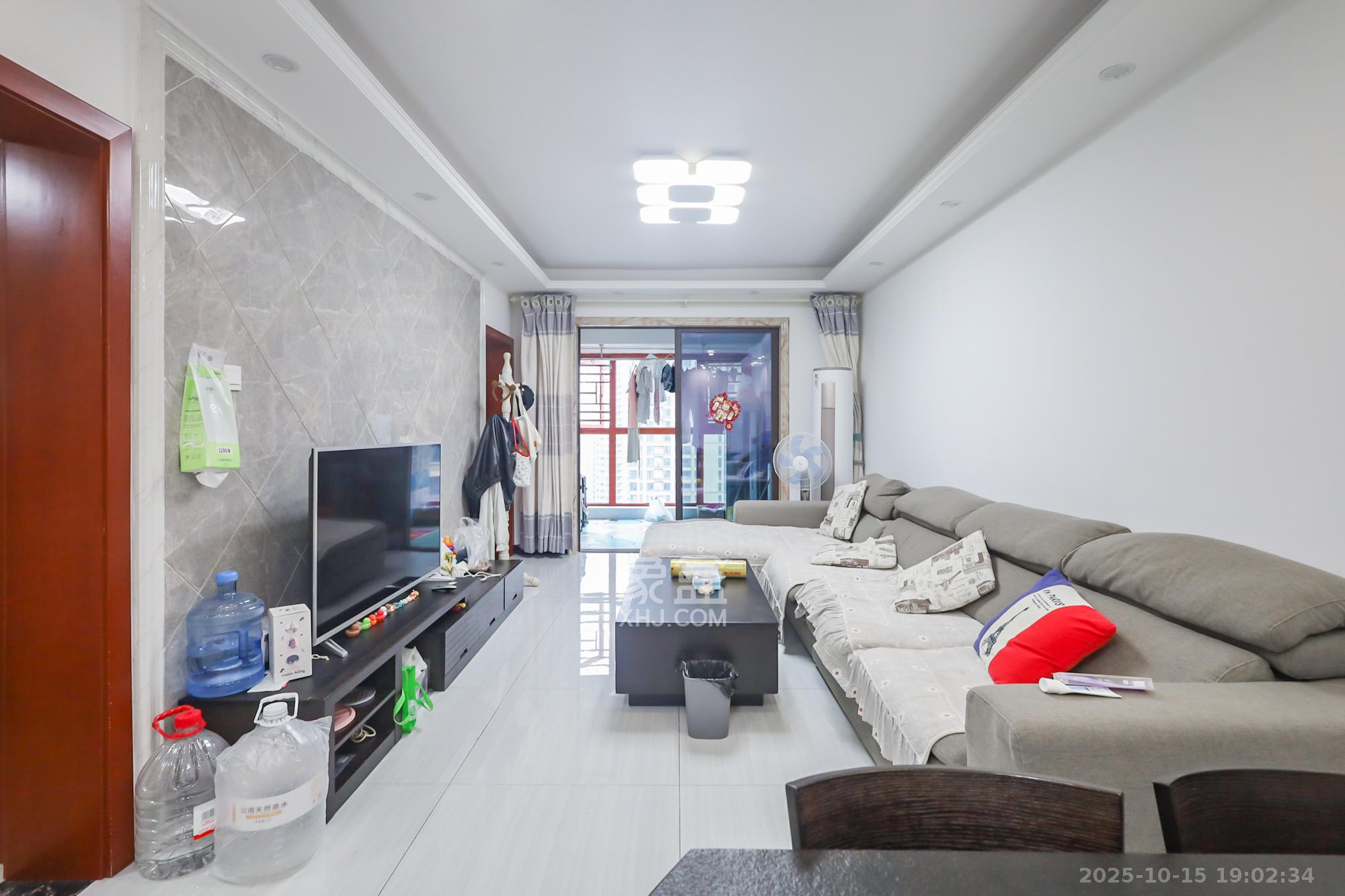 保利西海岸B区  3室2厅1卫    126.0万 保利西海岸B区  3室2厅1卫    126.0万客厅