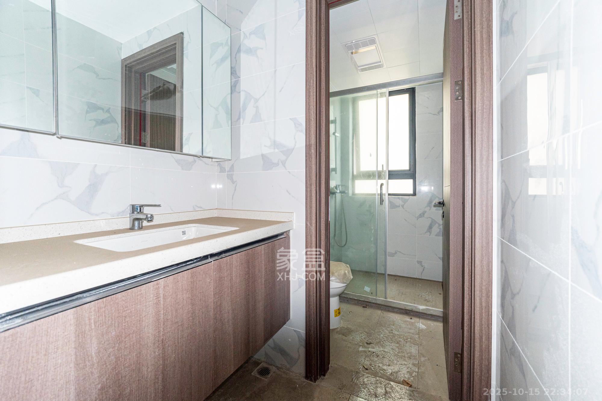 绿地V岛  4室2厅2卫    180.0万卫生间