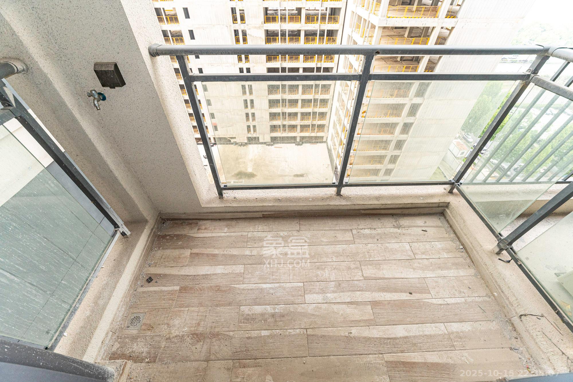 绿地V岛  4室2厅2卫    180.0万阳台