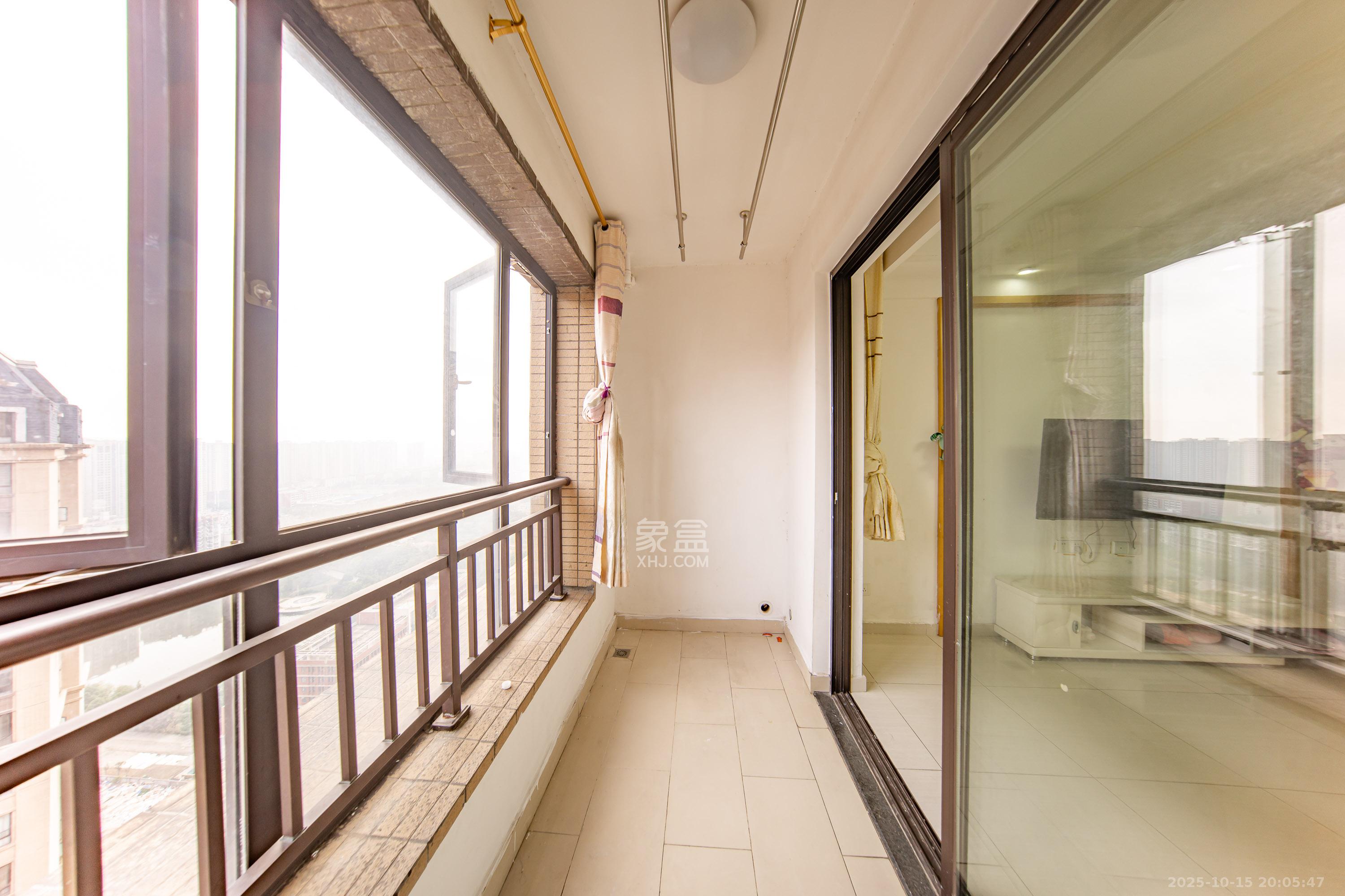 中海国际四期  2室2厅2卫    70.0万阳台