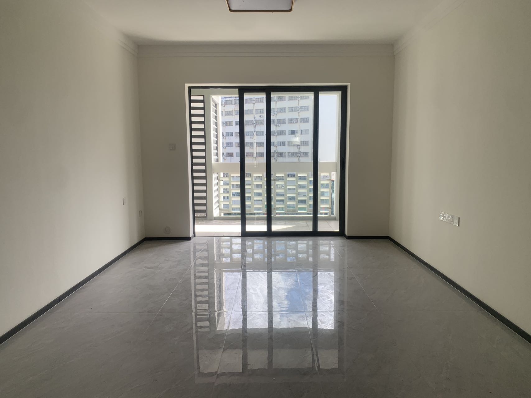 海府大院(海府路41号) 3室2厅2卫 3600.0元/月 海府大院(海府路41号) 3室2厅2卫 3600.0元/月室内图