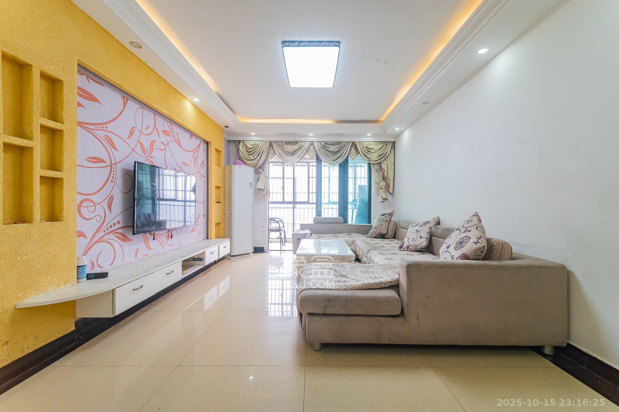 海伦春天 3室2厅2卫 79.8万 海伦春天 3室2厅2卫 79.8万客厅