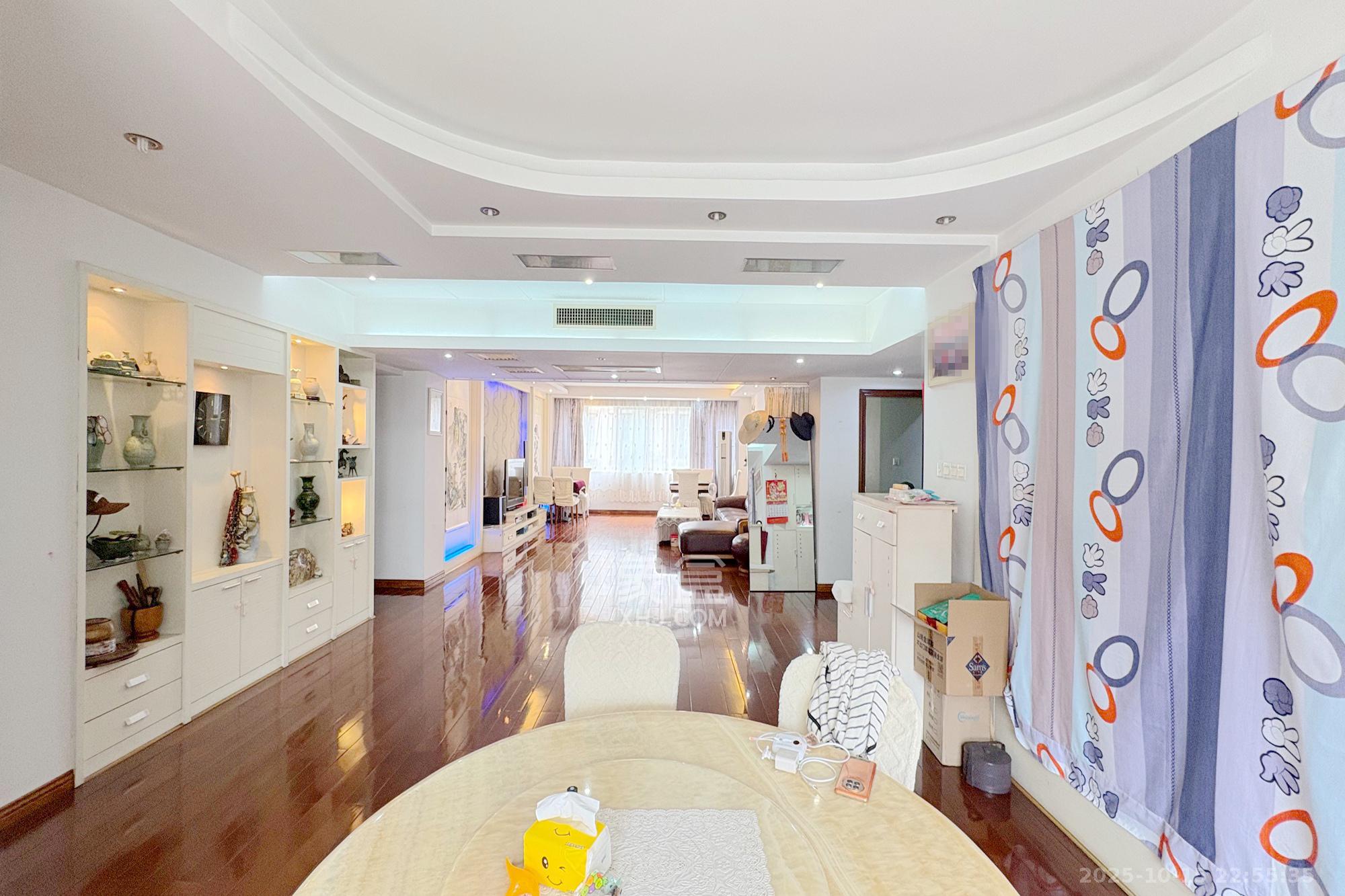 芙蓉区国土局单位房  4室2厅3卫    216.0万客厅