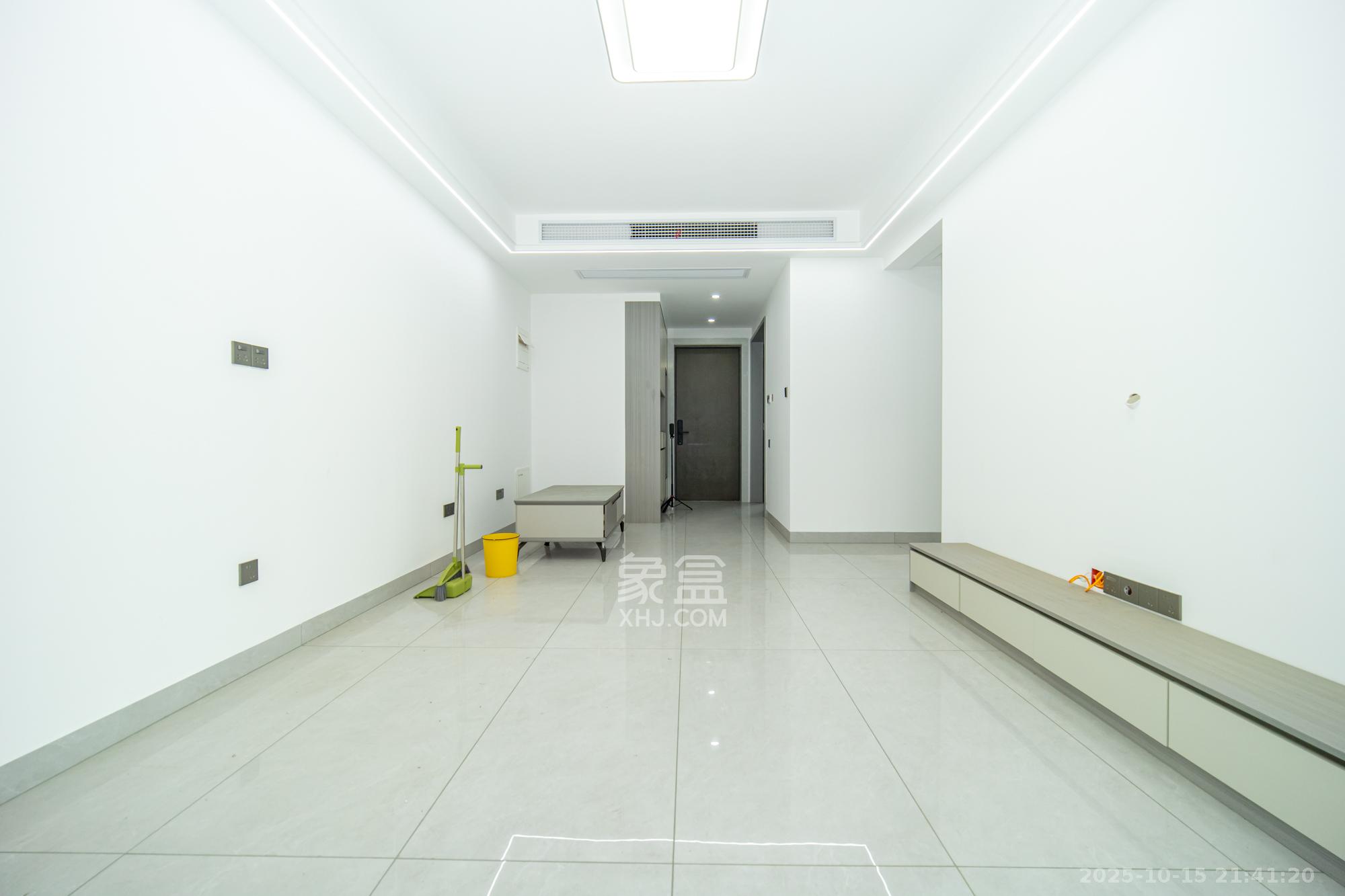 绿城美的明月江南  3室2厅1卫    108.0万客厅