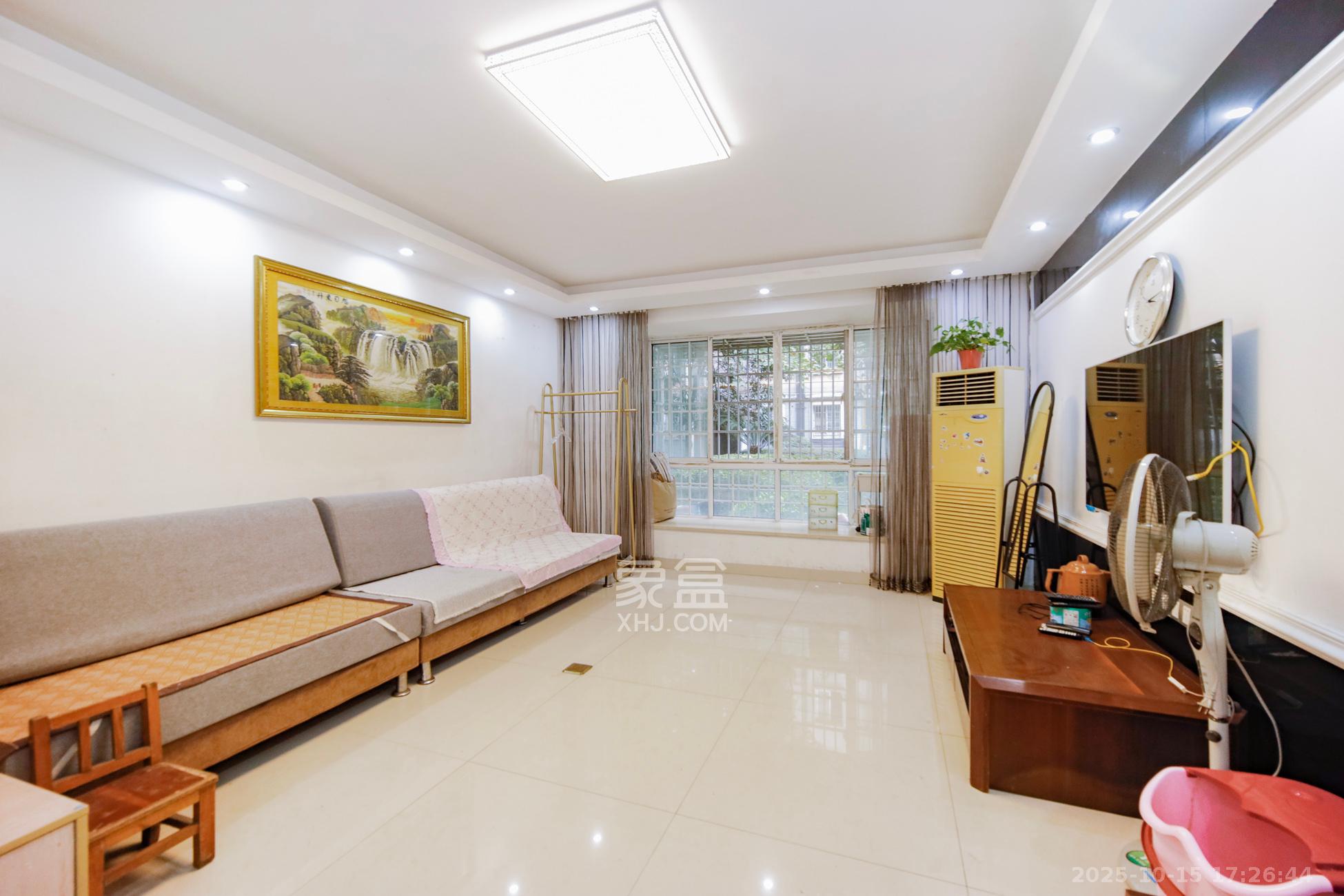 融城花苑  3室2厅1卫    68.0万客厅