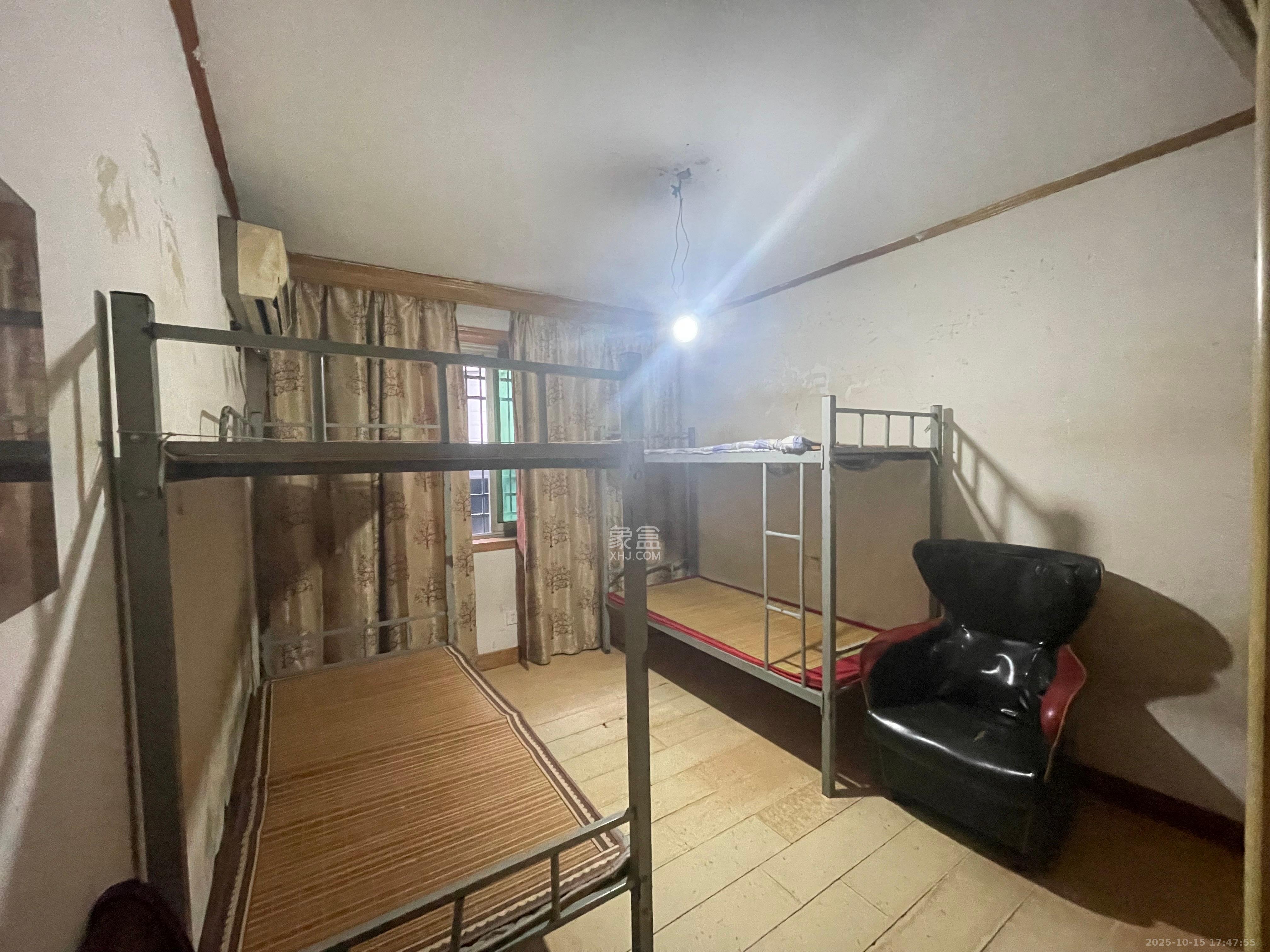 坡子街综合楼  1室0厅0卫    2500.0元/月室内图