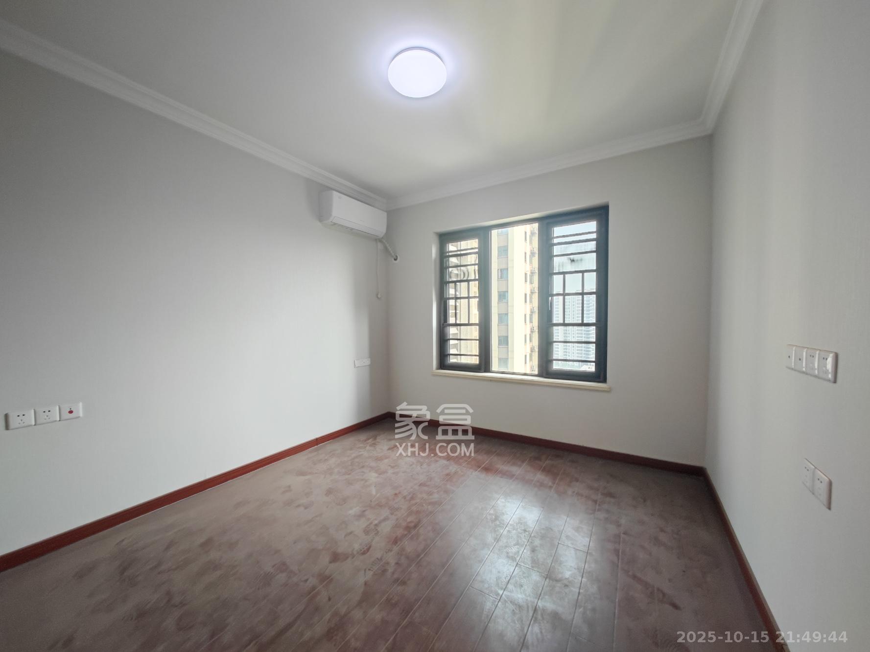 中海珑悦府 3室2厅2卫 135.0万 中海珑悦府 3室2厅2卫 135.0万卧室