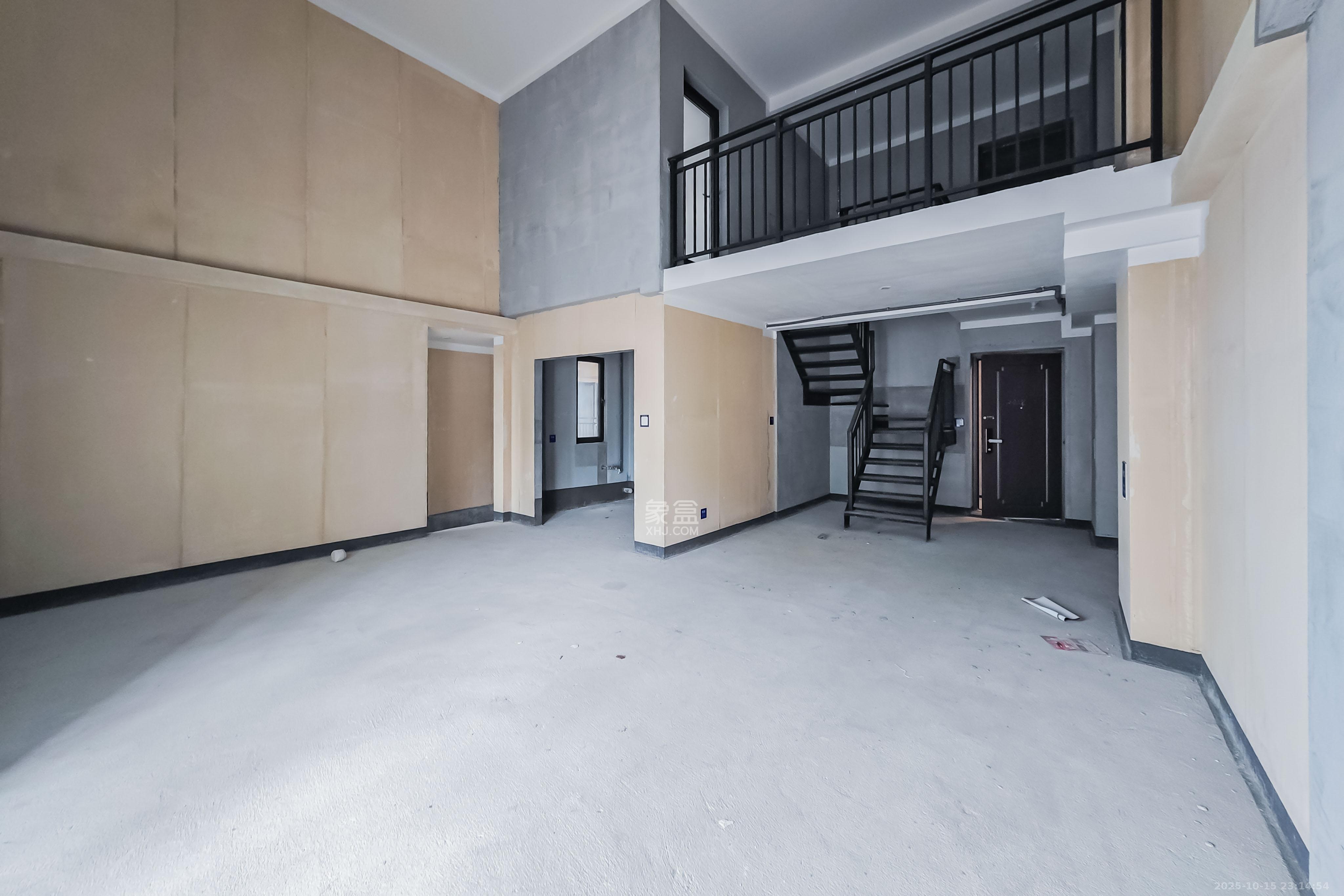 建发玖洲观澜  3室2厅2卫    160.0万客厅