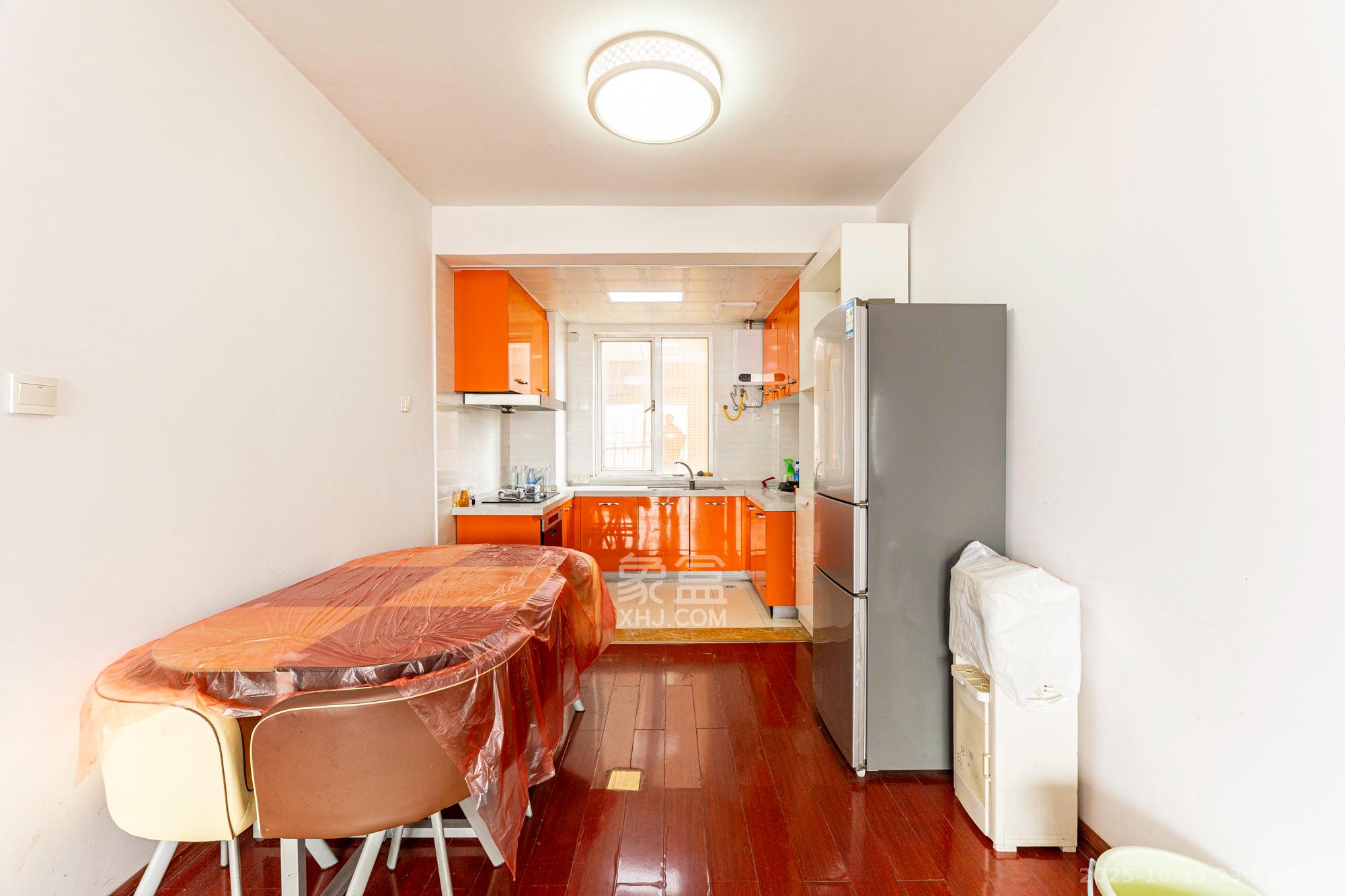 恒广国际景园一二区  3室2厅2卫    78.0万客厅