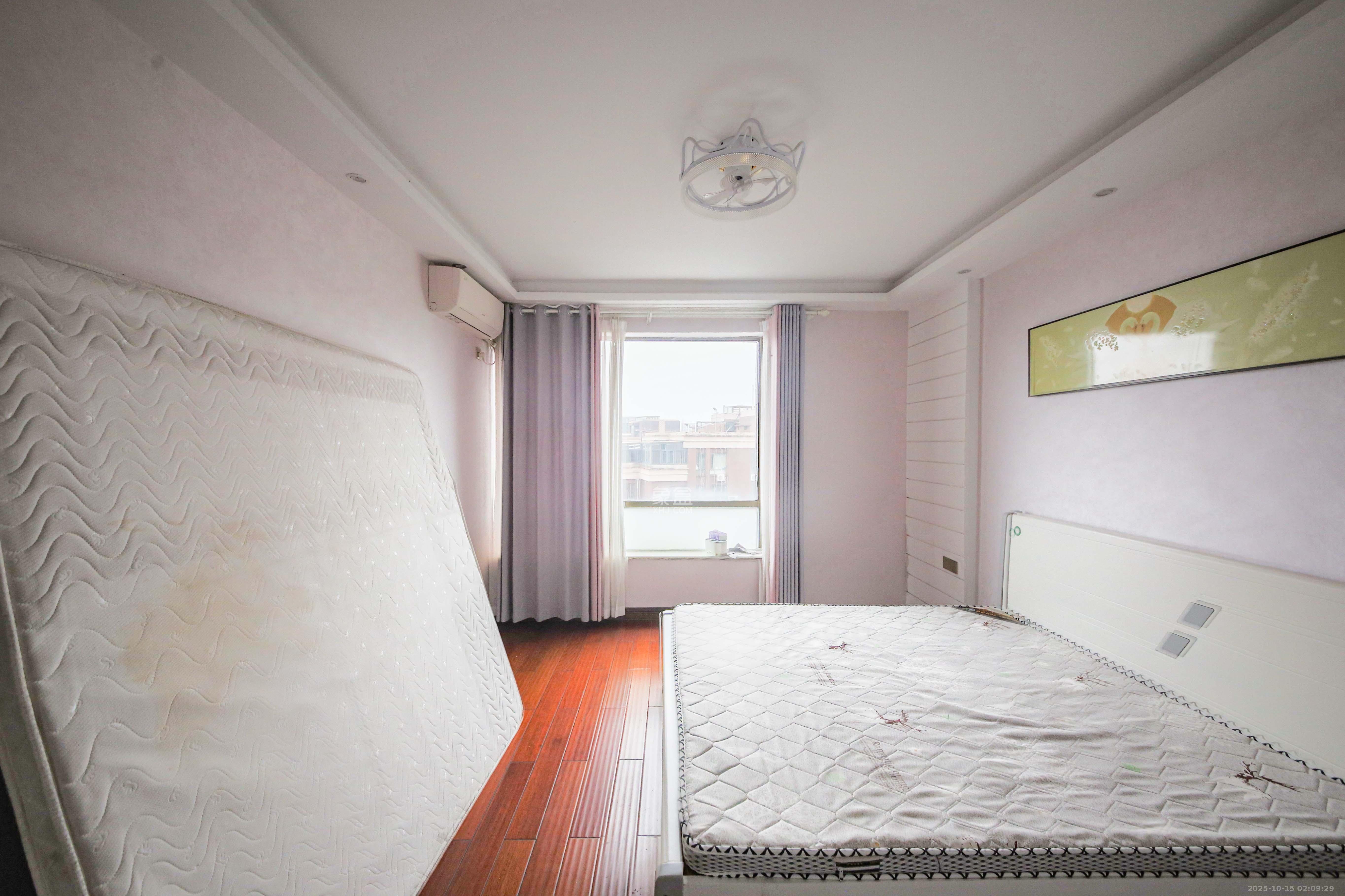 奥林匹克花园 4室2厅2卫 140.0万 奥林匹克花园 4室2厅2卫 140.0万卧室