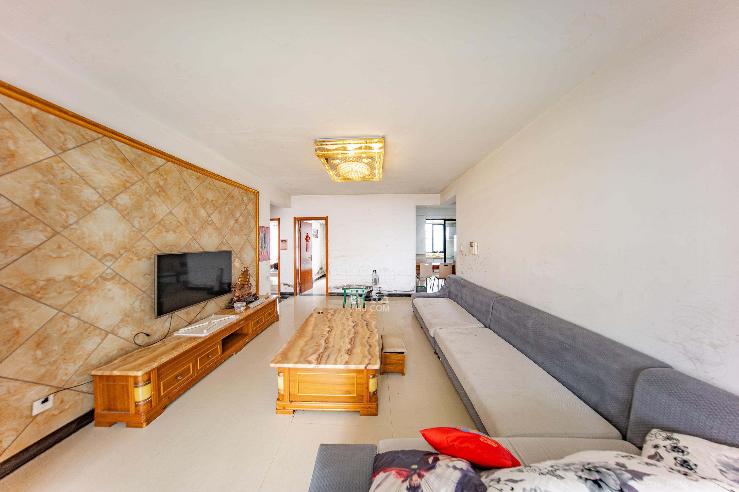 中建麓山和苑  3室2厅2卫    72.0万 中建麓山和苑  3室2厅2卫    72.0万客厅