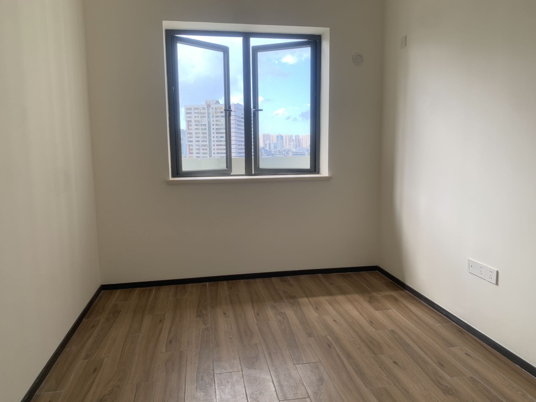 海府大院(海府路41号) 3室2厅2卫 3600.0元/月 海府大院(海府路41号) 3室2厅2卫 3600.0元/月室内图