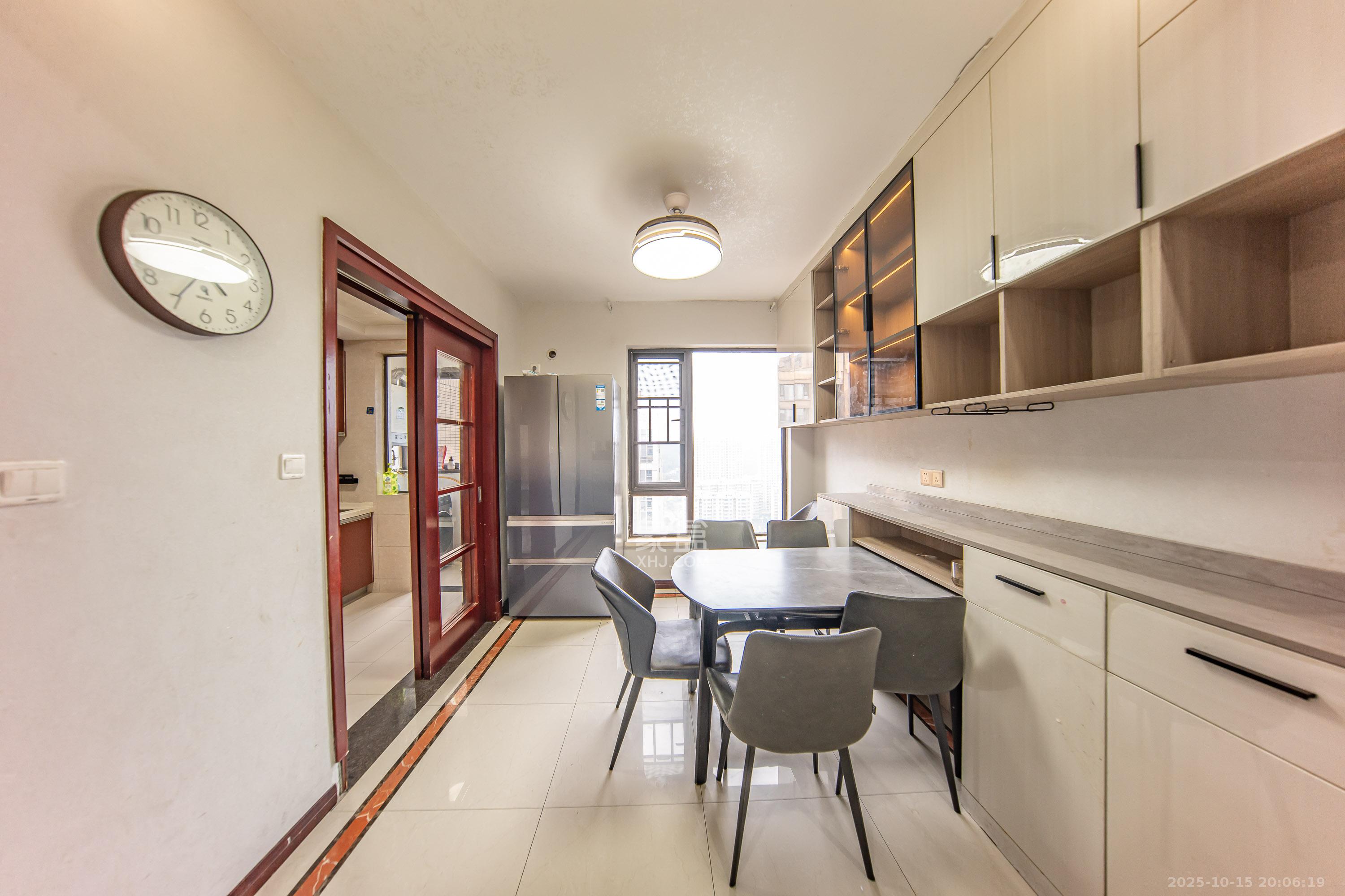 中海国际二期 3室2厅1卫 85.0万 中海国际二期 3室2厅1卫 85.0万客厅