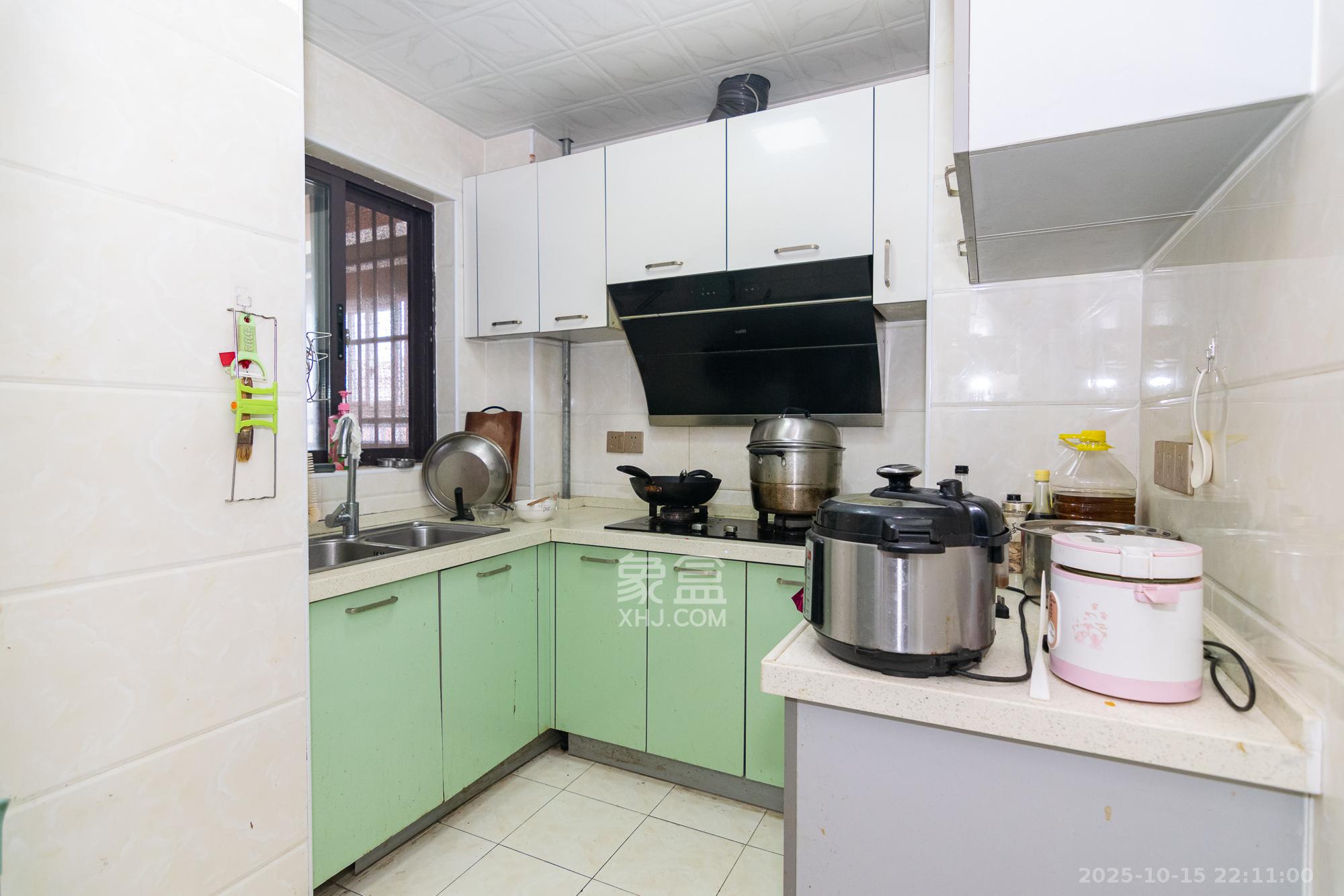 新城国际花都  3室2厅2卫    72.0万厨房