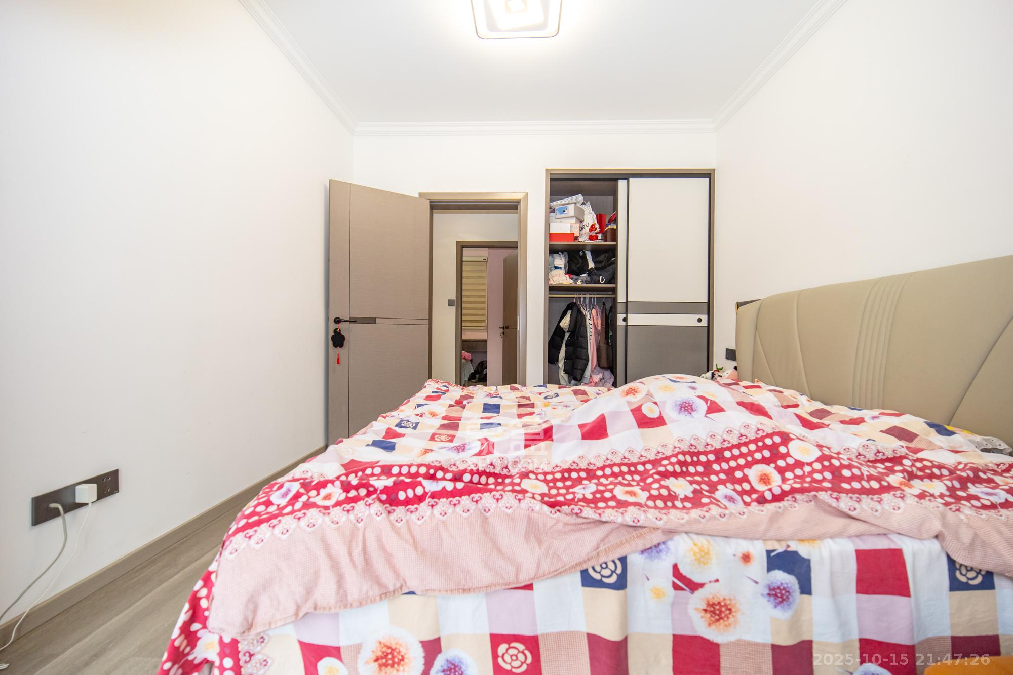 金辉优步星樾  3室2厅2卫    76.8万 金辉优步星樾  3室2厅2卫    76.8万卧室