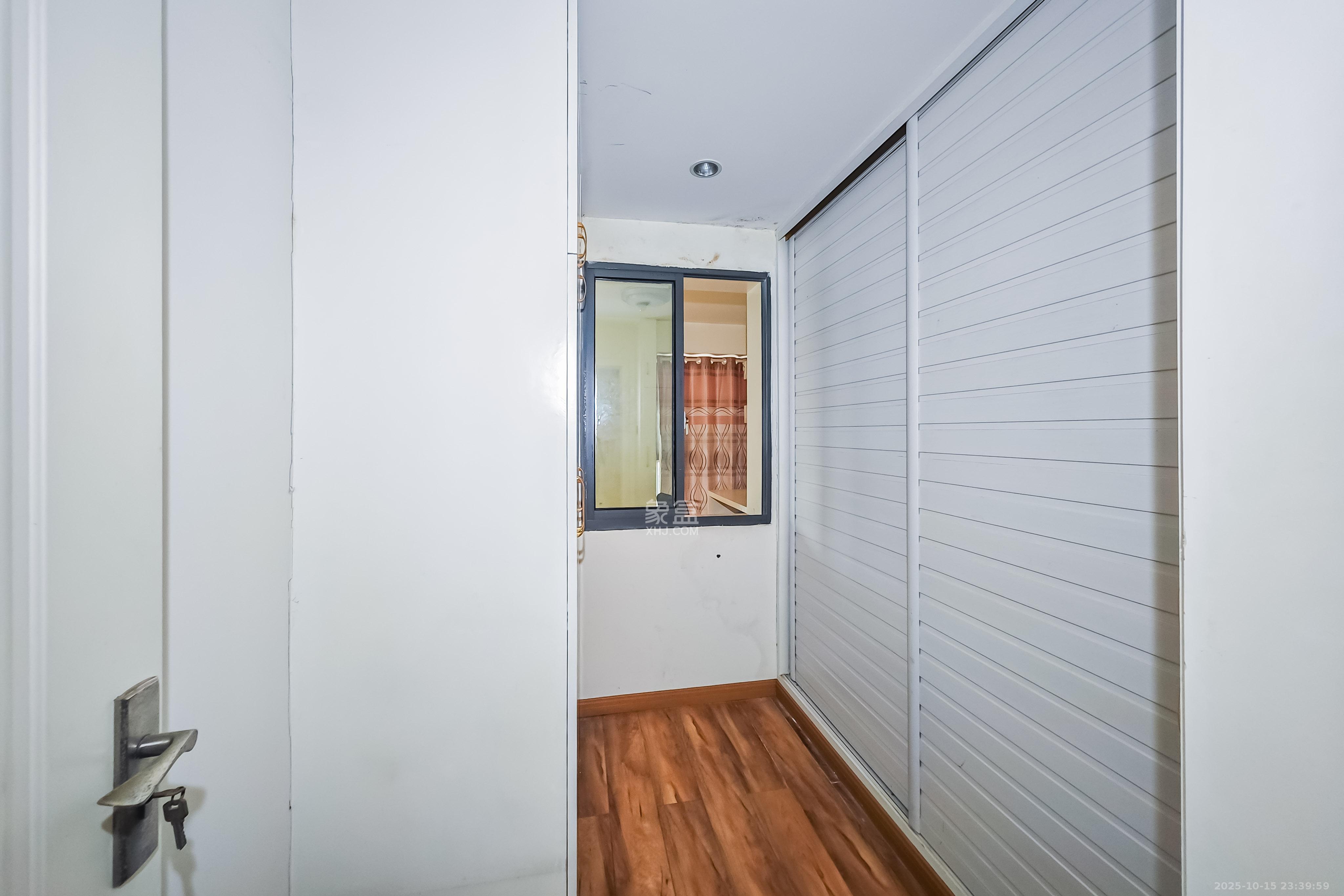 中城丽景香山园  3室2厅2卫    98.0万 中城丽景香山园  3室2厅2卫    98.0万卧室