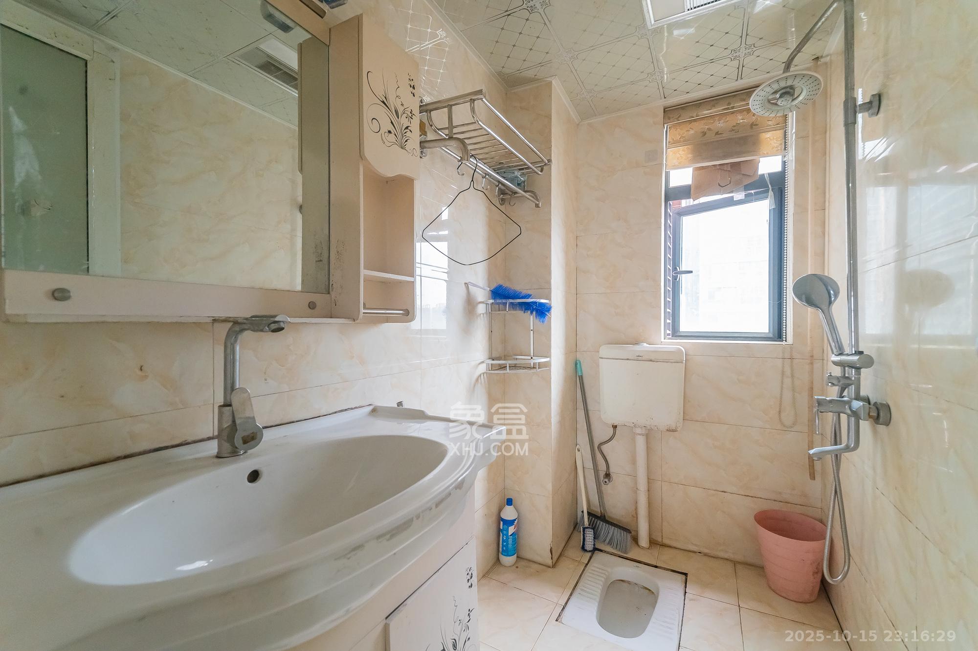 海伦春天 3室2厅2卫 79.8万 海伦春天 3室2厅2卫 79.8万卫生间