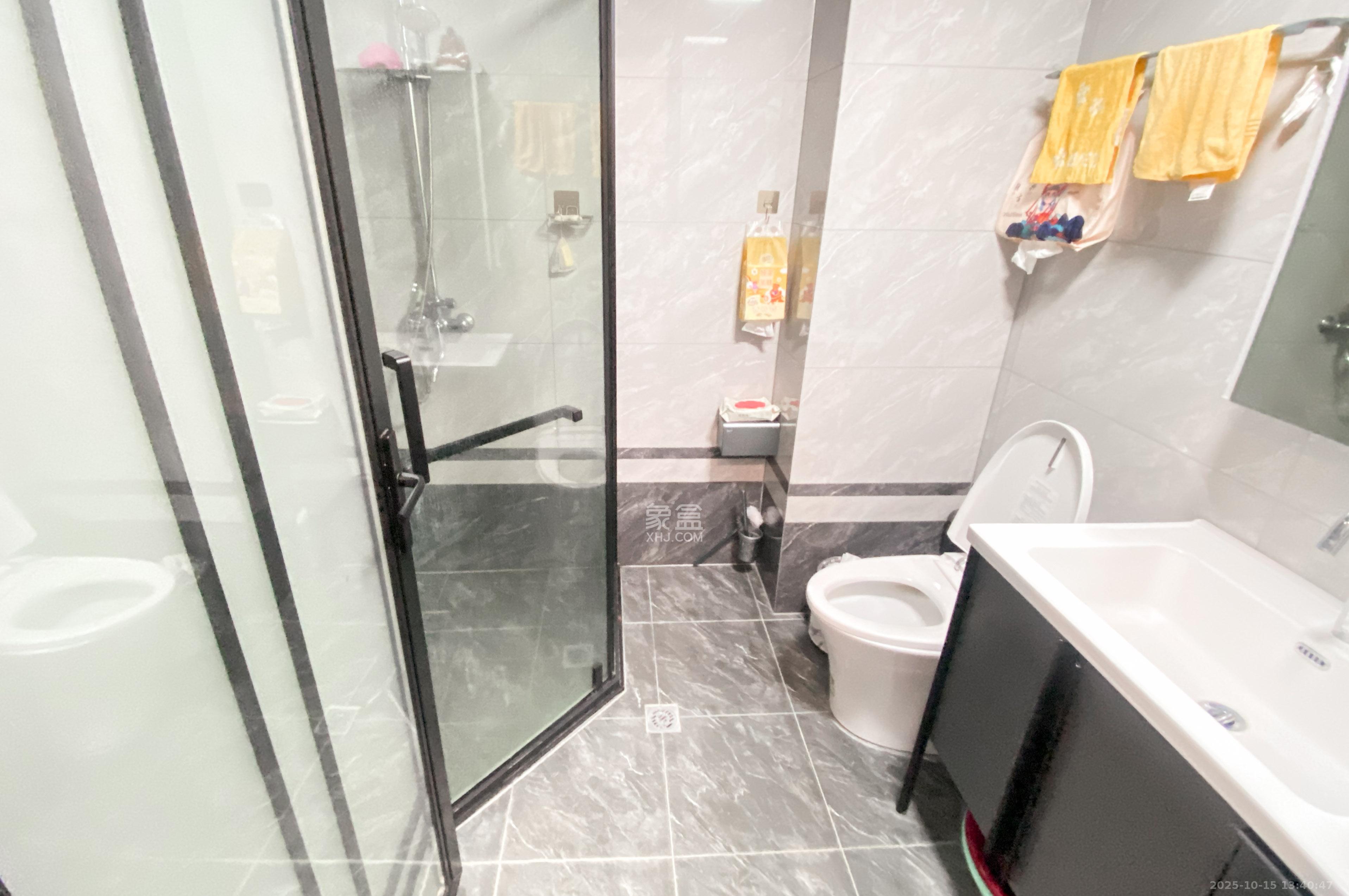 长房梅溪香山  5室2厅3卫    588.0万 长房梅溪香山  5室2厅3卫    588.0万卫生间