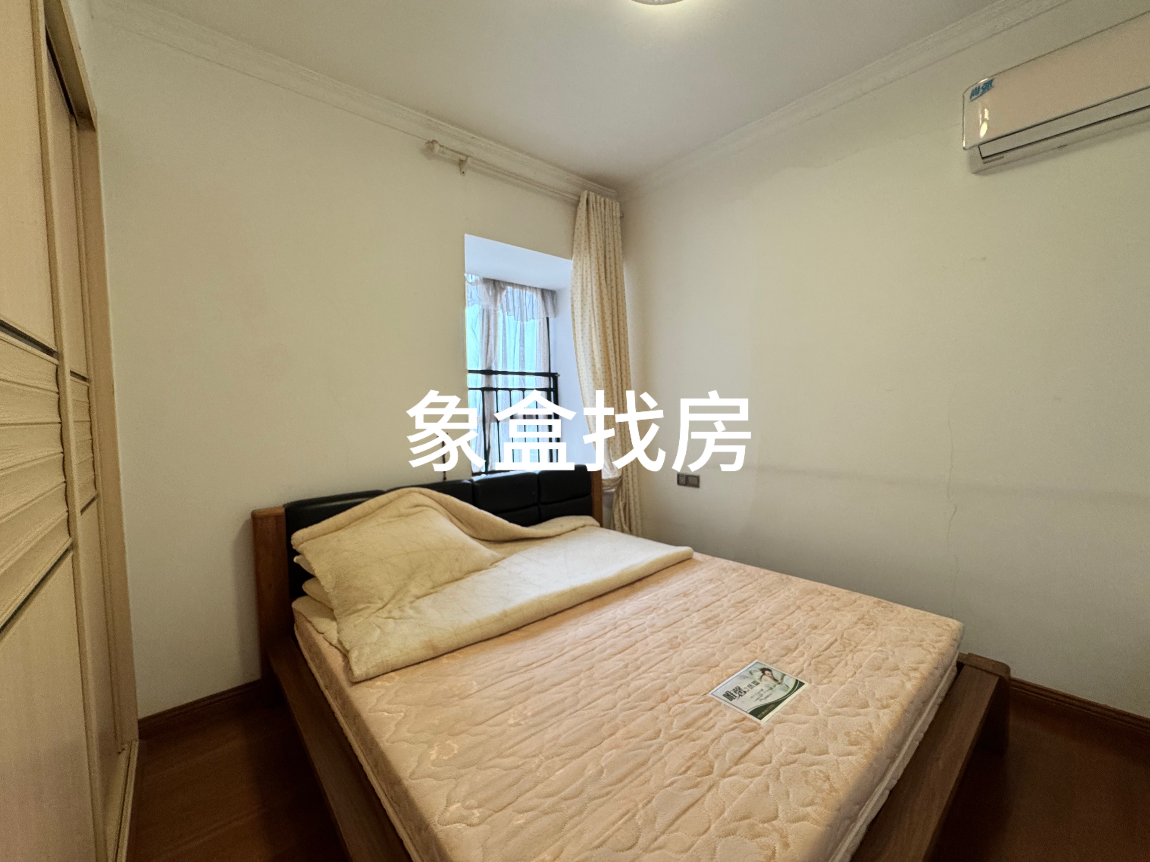 宏天绿城  5室2厅2卫    73.0万客厅