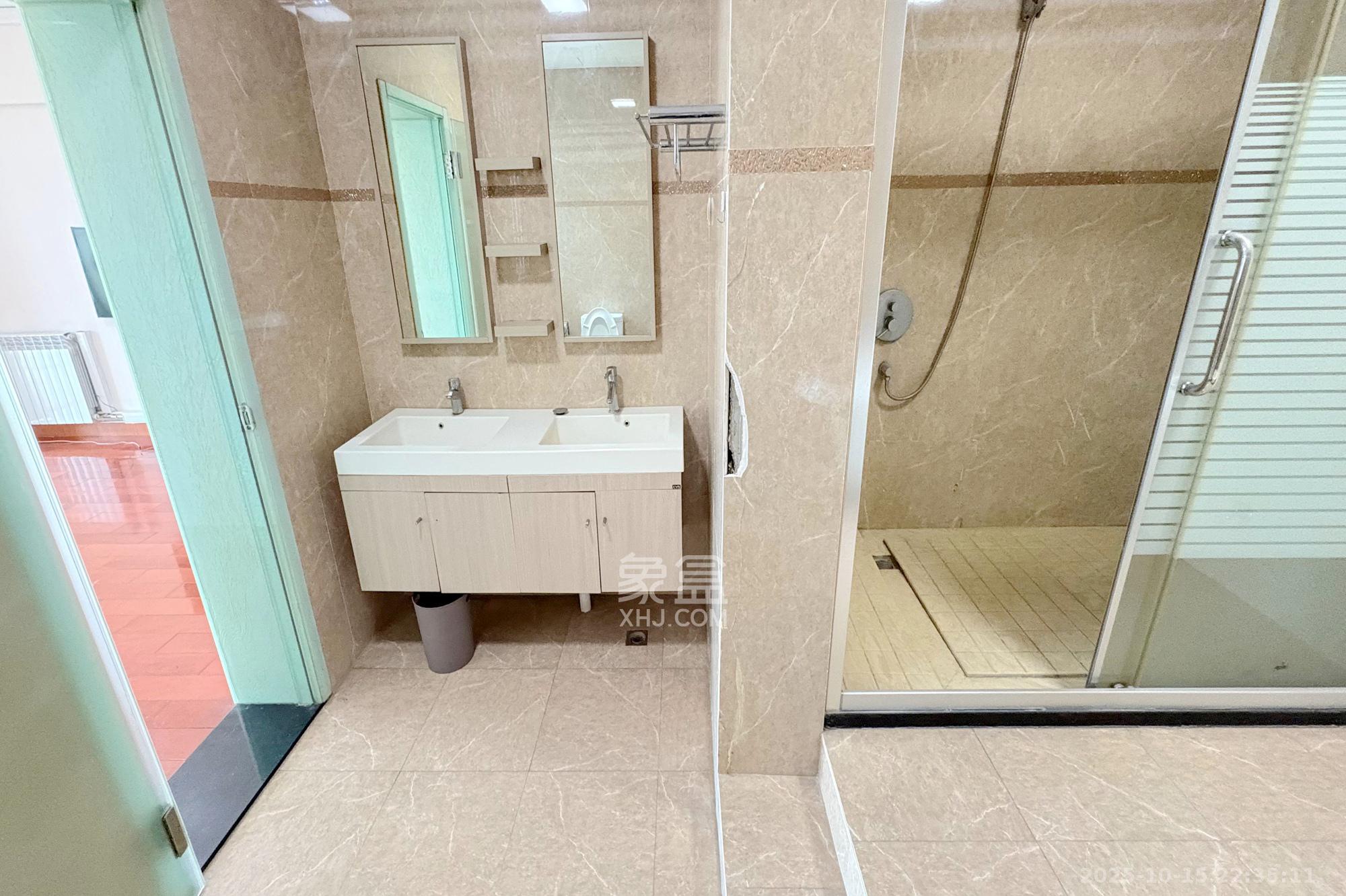 梦泽园  4室2厅3卫    228.0万 梦泽园  4室2厅3卫    228.0万卫生间