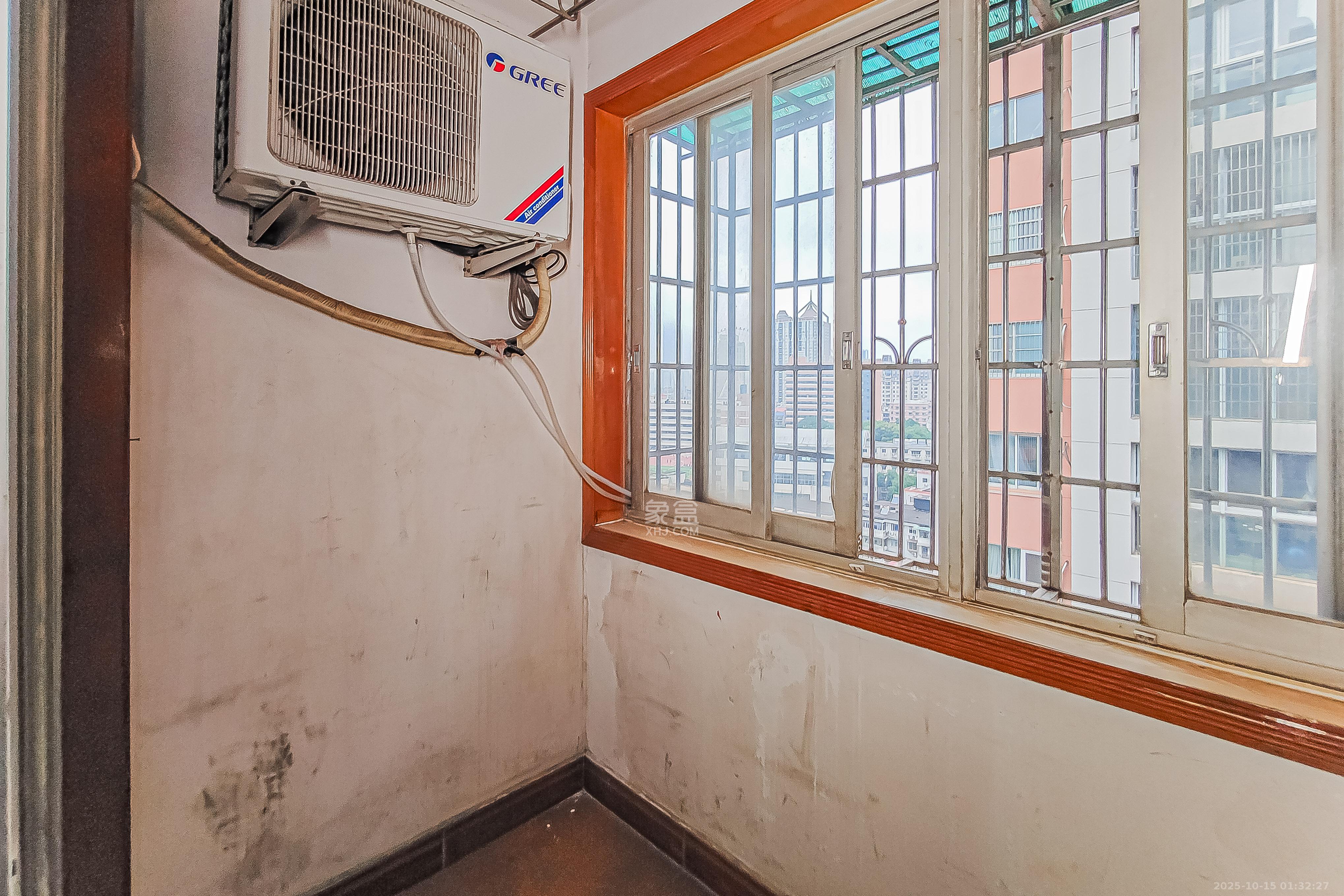 梓园大厦  3室2厅2卫    105.0万阳台