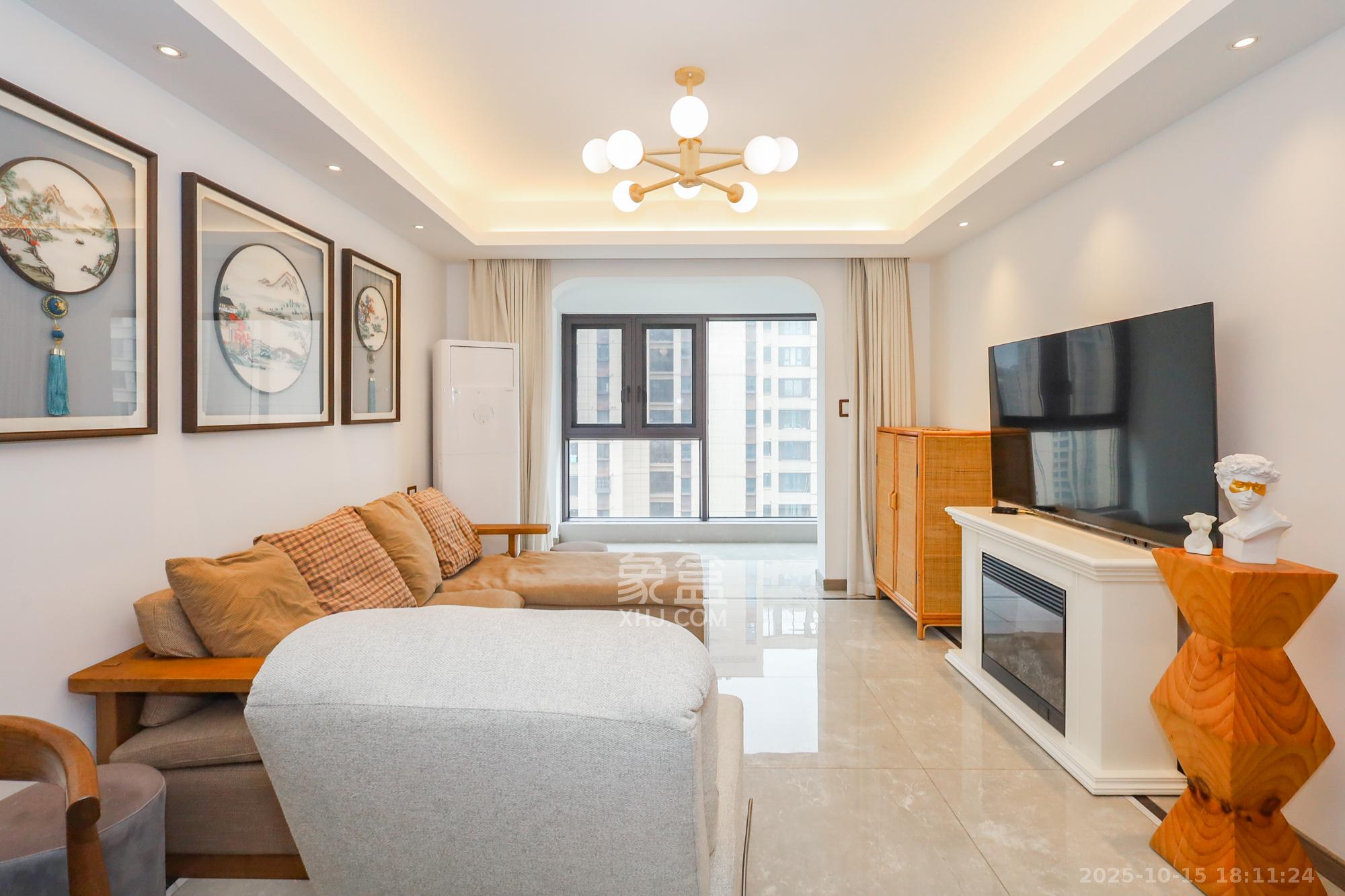 龙湖铂金中心（龙湖春江郦城）  3室2厅2卫    216.0万客厅