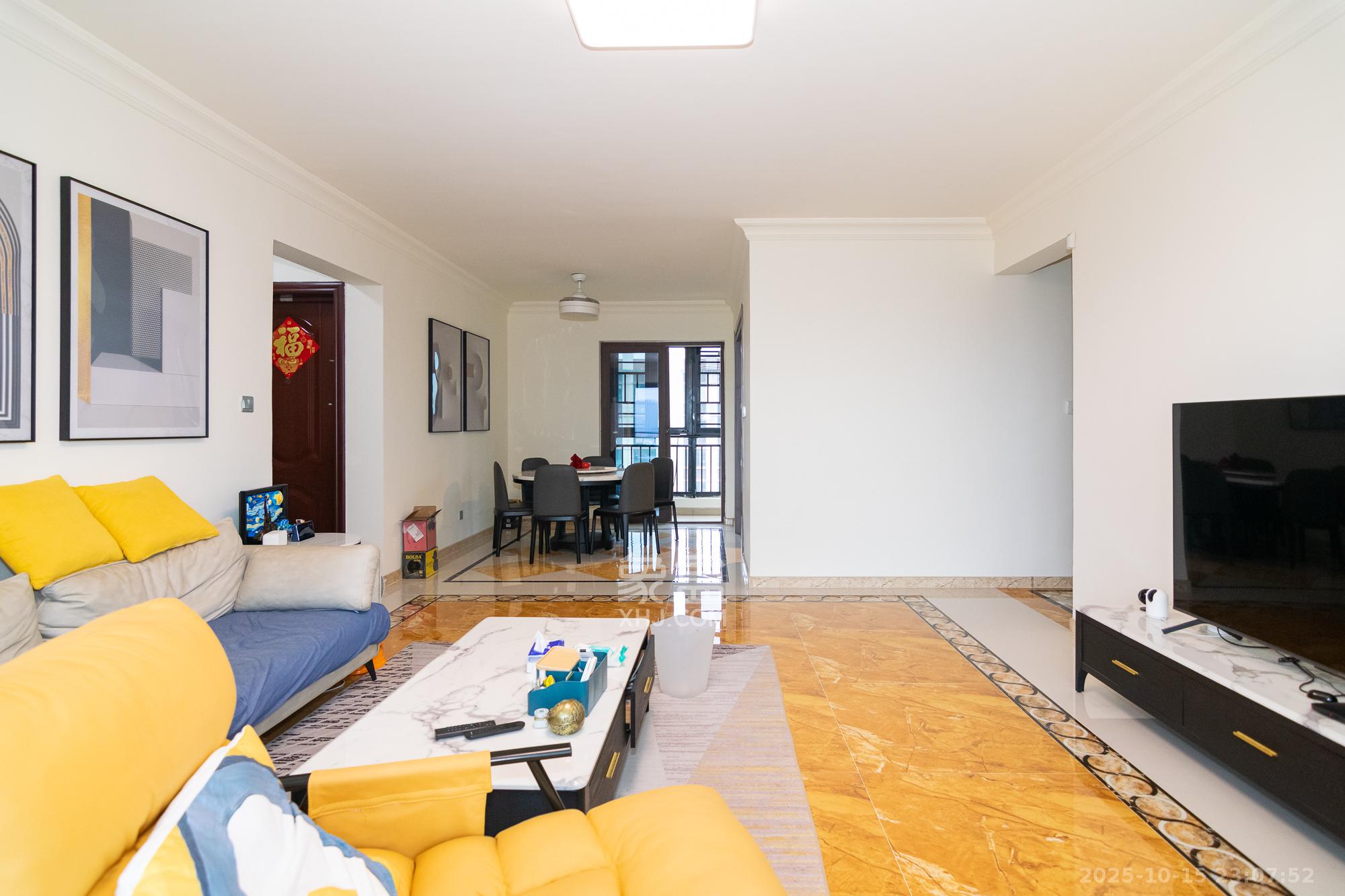 碧桂园高尔夫花园  4室2厅2卫    120.0万客厅