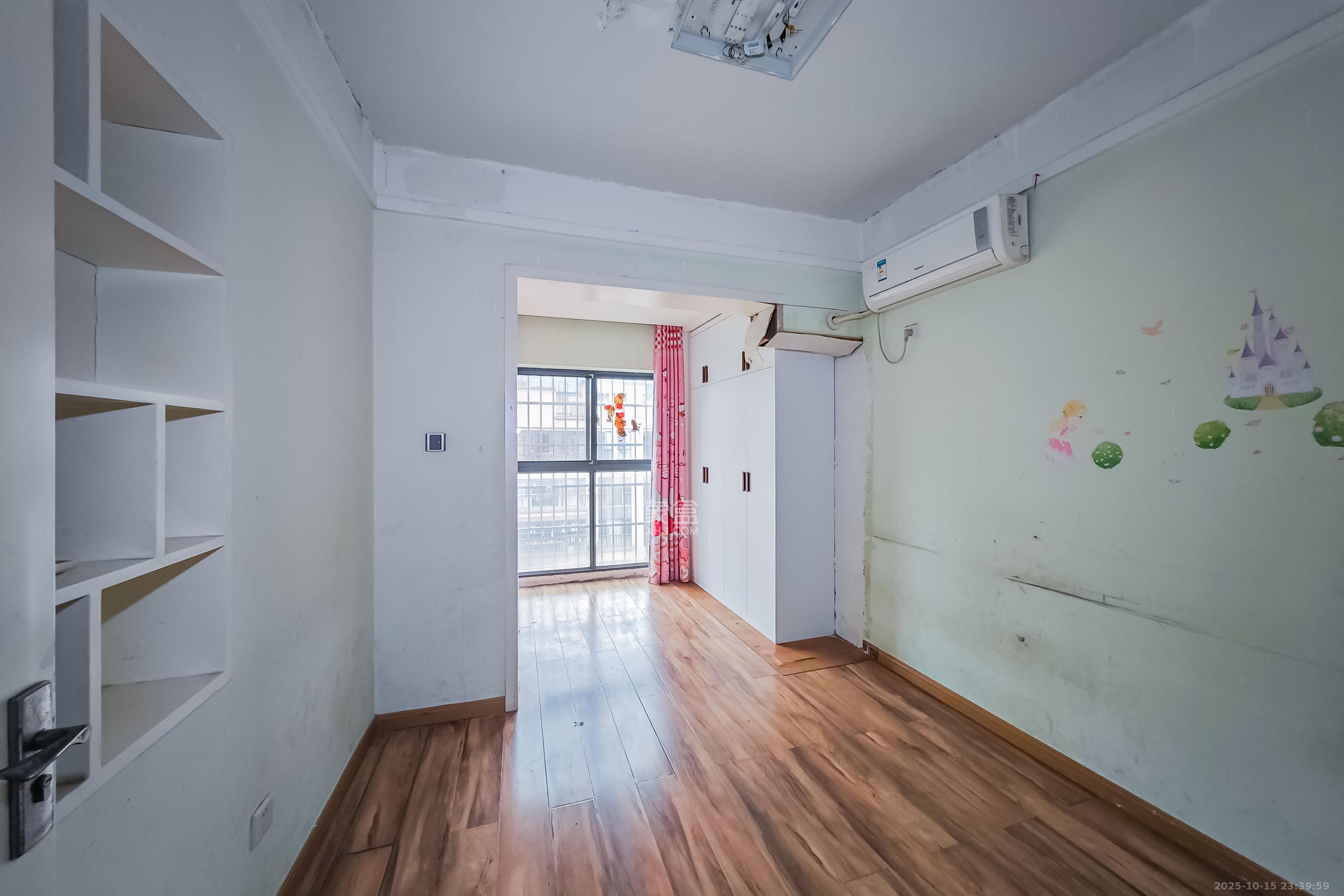 中城丽景香山园  3室2厅2卫    98.0万 中城丽景香山园  3室2厅2卫    98.0万卧室