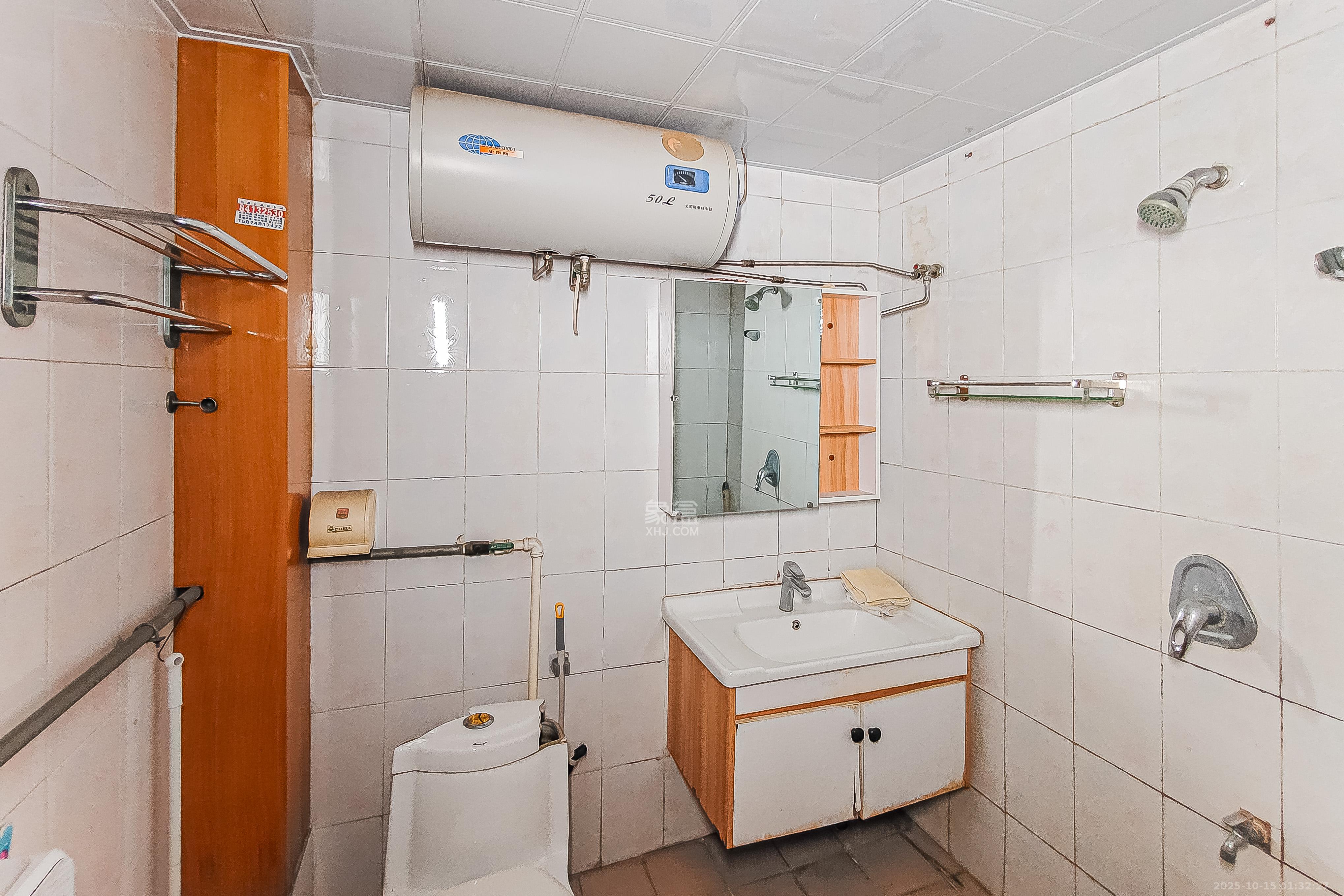 梓园大厦 3室2厅2卫 105.0万 梓园大厦 3室2厅2卫 105.0万卫生间